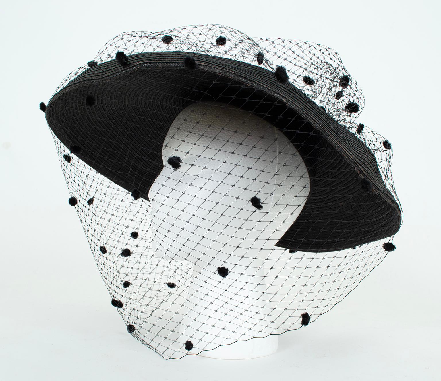 Grand chapeau photo en paille noire avec voile en chenille à pois - M, années 1950 Pour femmes en vente