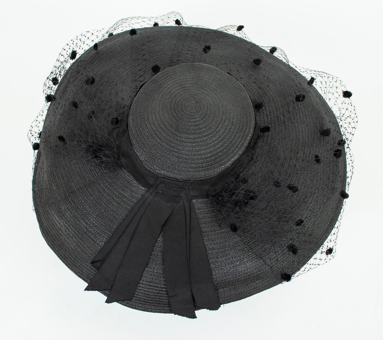 Grand chapeau photo en paille noire avec voile en chenille à pois - M, années 1950 en vente 3