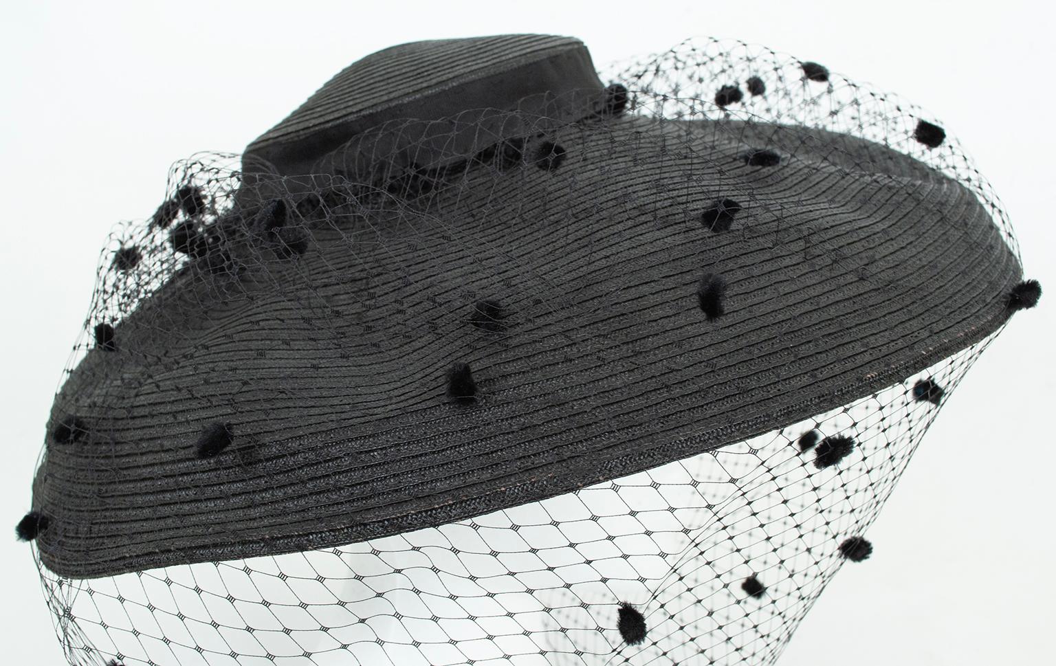 Grand chapeau photo en paille noire avec voile en chenille à pois - M, années 1950 en vente 4