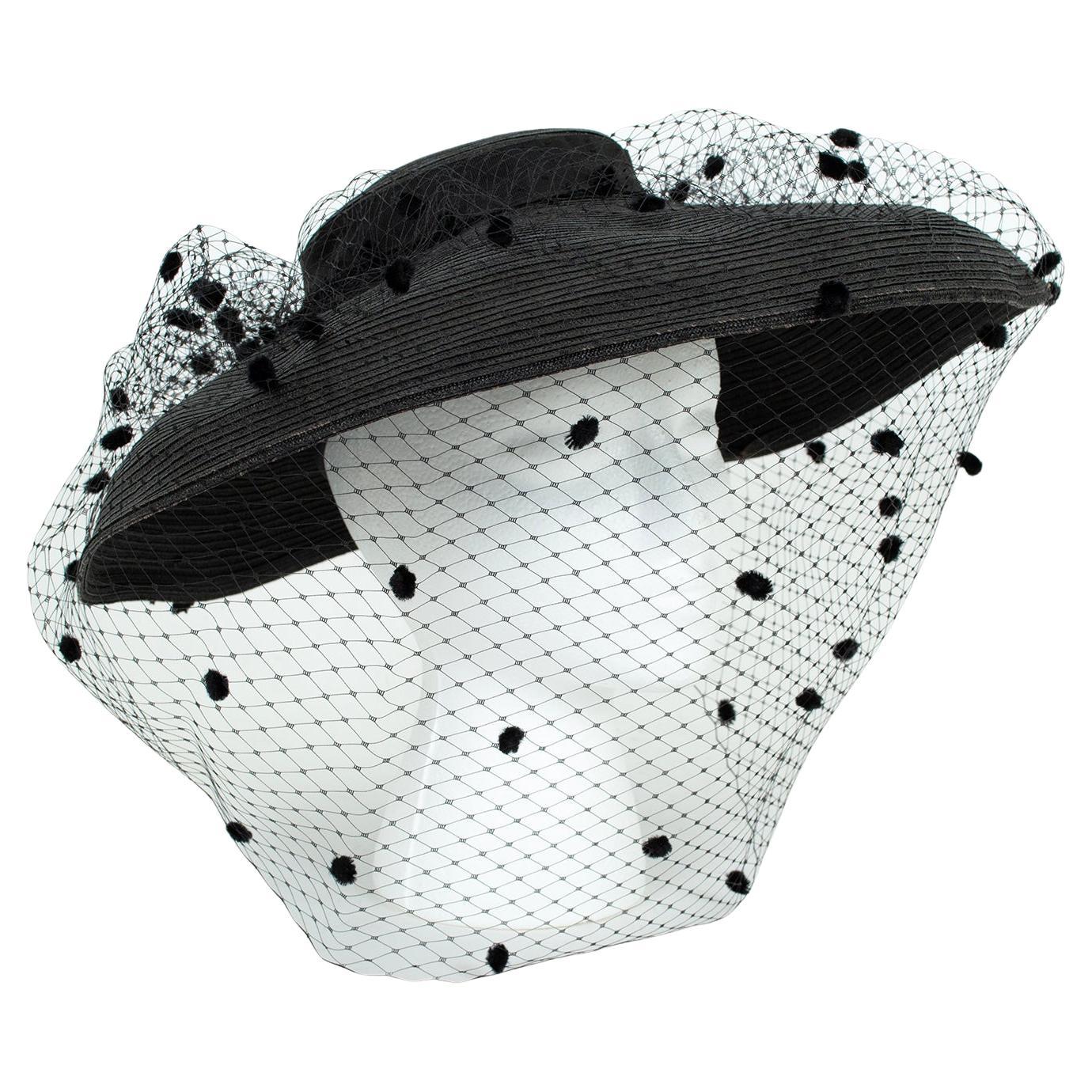 Grand chapeau photo en paille noire avec voile en chenille à pois - M, années 1950 en vente