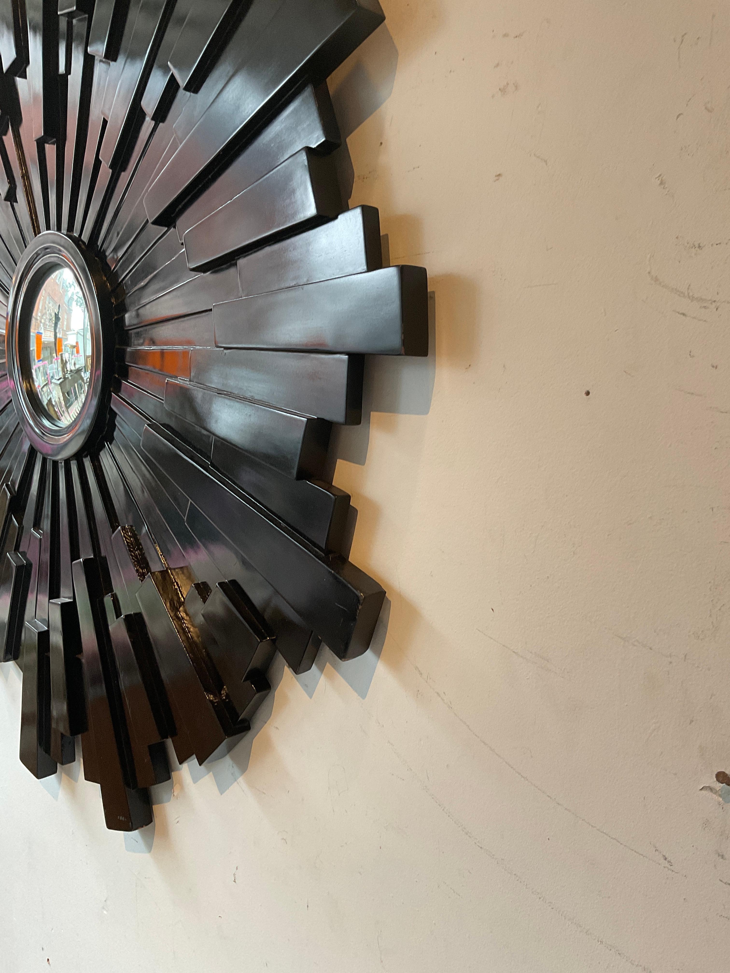 Grande Negro  Madera Sunburst Espejo Convexo finales del siglo XX en venta