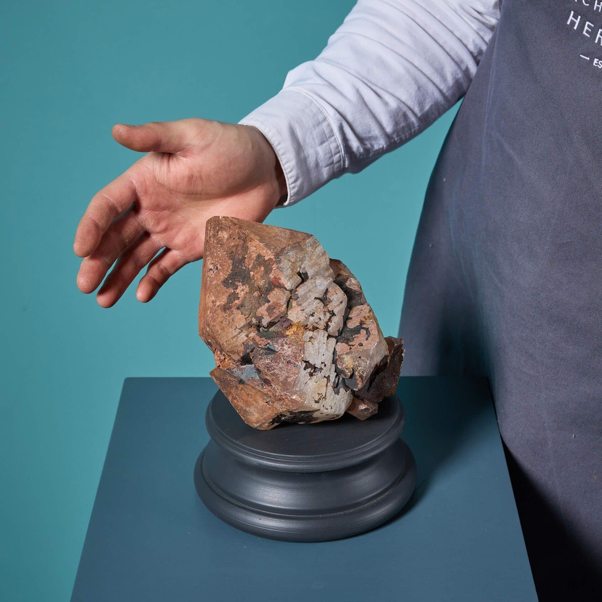 Un brillant exemple d'un grand spécimen de cristal de quartz blacknite d'origine naturelle provenant d'Ambositra, Madagascar, présenté sur l'un de nos socles de présentation peints exclusifs.

La blacknite est un magnifique minéral de la variété