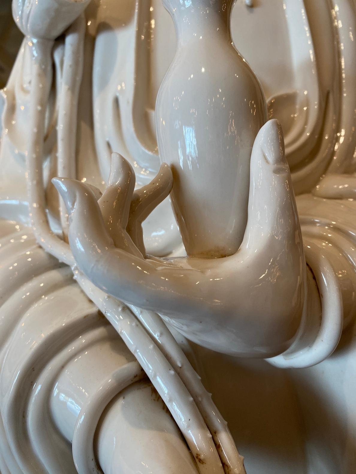 Vernissé Grande figurine en Kwan Yin blanc de Chine en vente