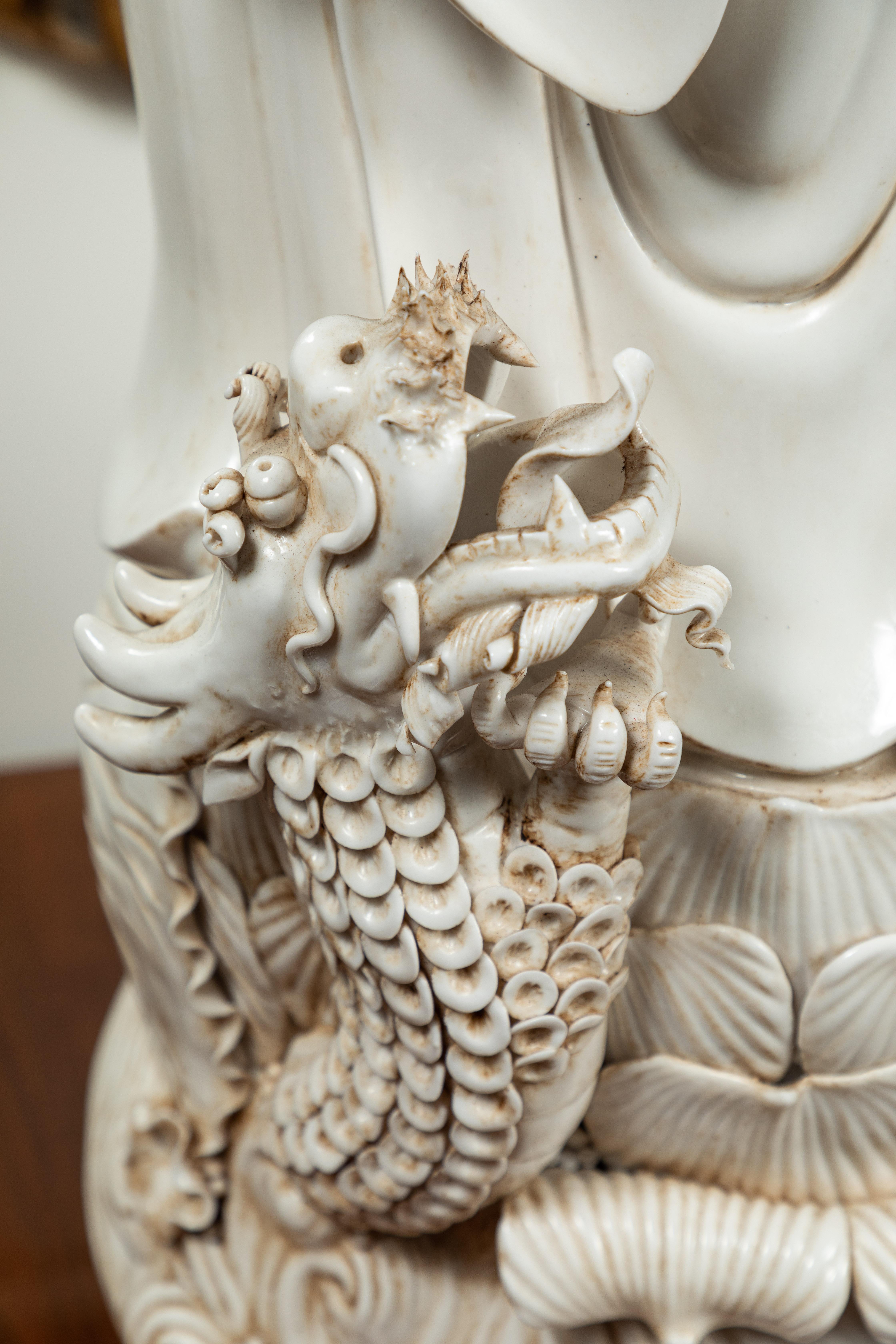 Grande figurine en Kwan Yin blanc de Chine en vente 3