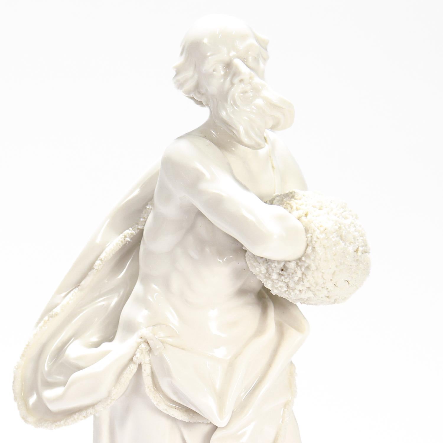 Grande figurine d'hiver de Nymphenburg en Blanc de Chine par Auliczek en vente 3