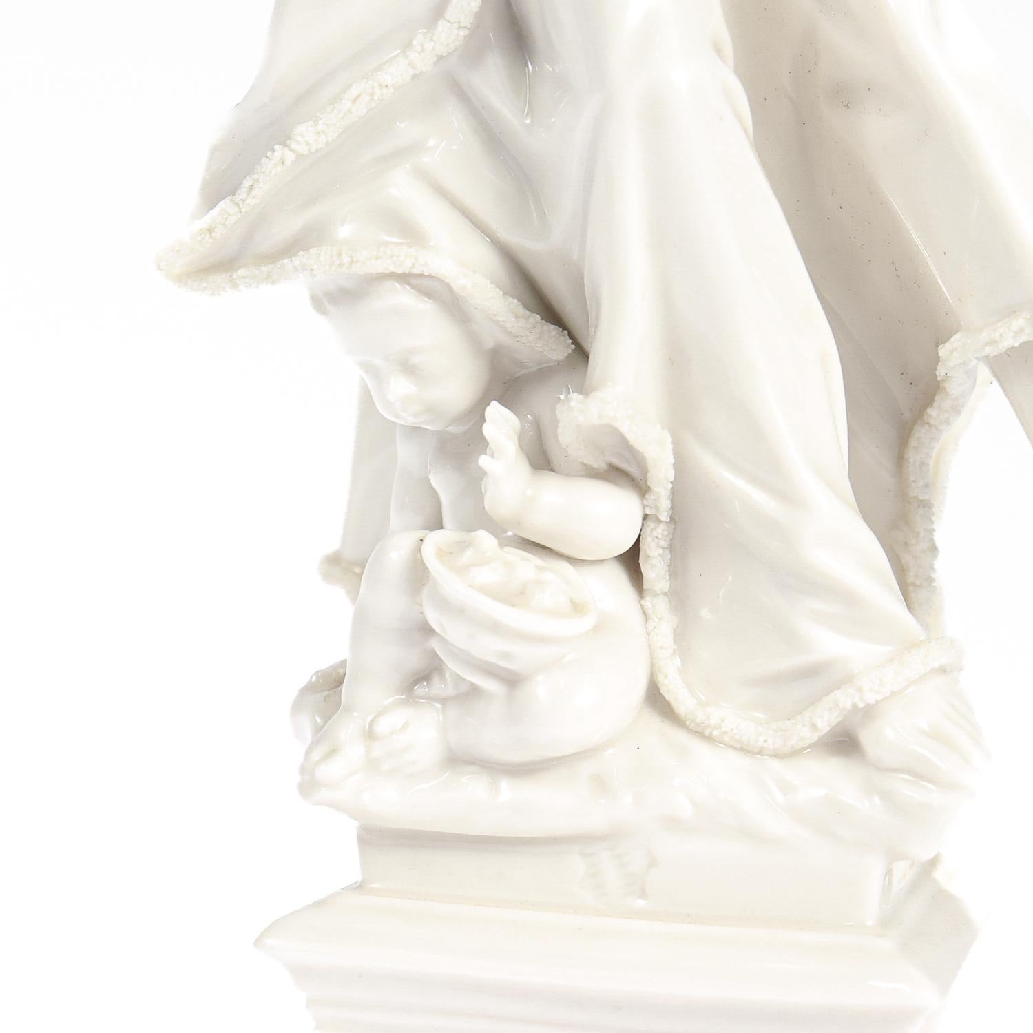 Grande figurine d'hiver de Nymphenburg en Blanc de Chine par Auliczek en vente 4