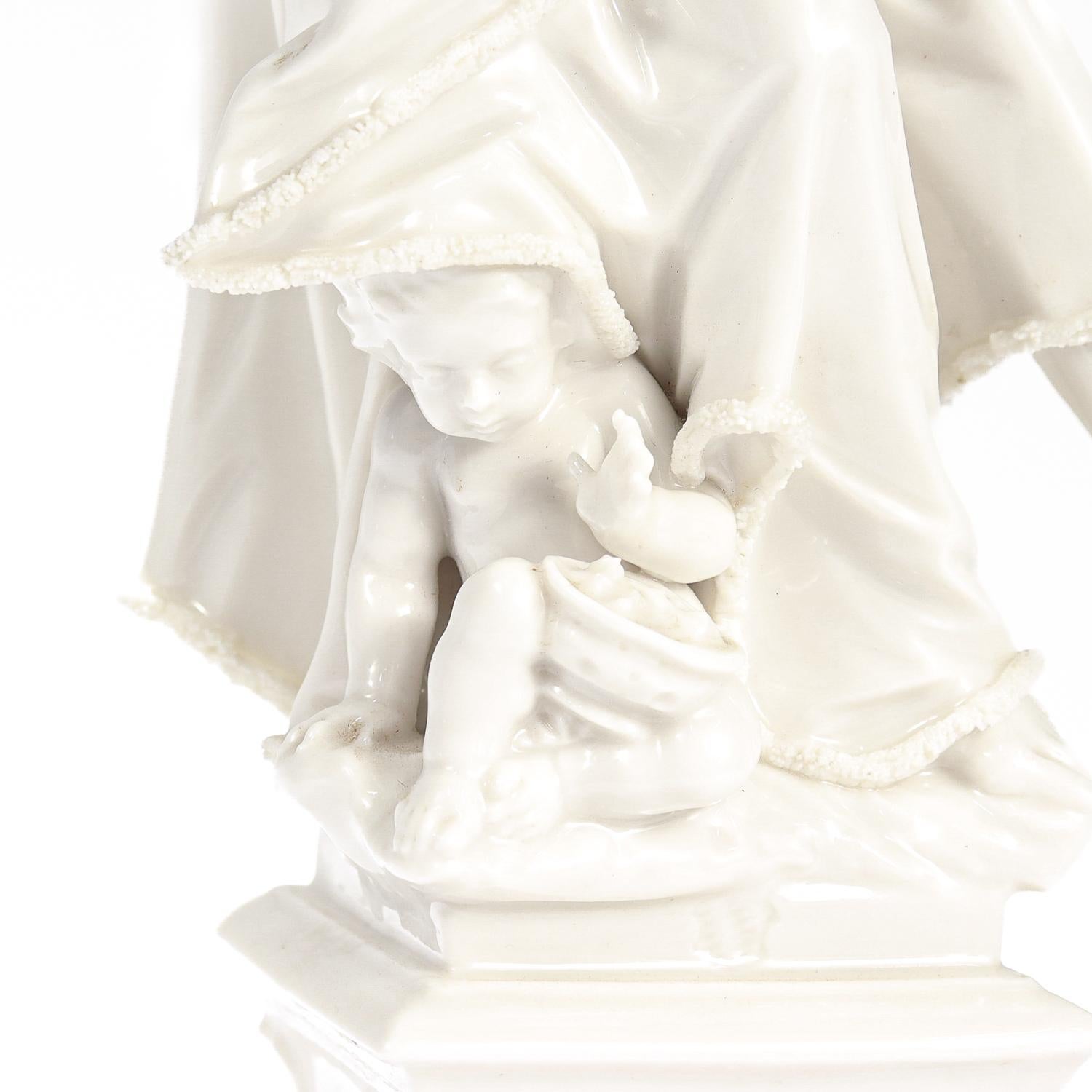 Grande figurine d'hiver de Nymphenburg en Blanc de Chine par Auliczek en vente 5