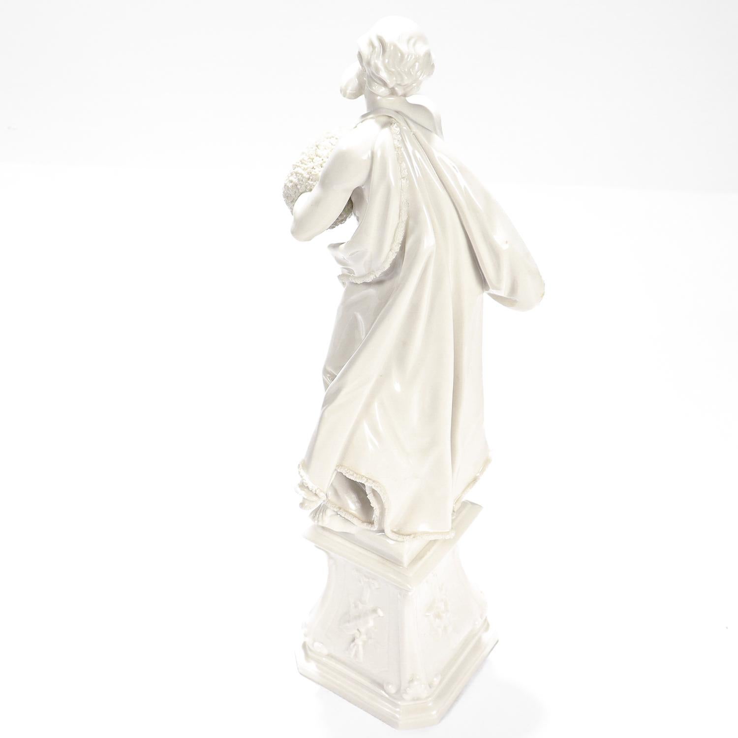 Grande figurine d'hiver de Nymphenburg en Blanc de Chine par Auliczek en vente 7