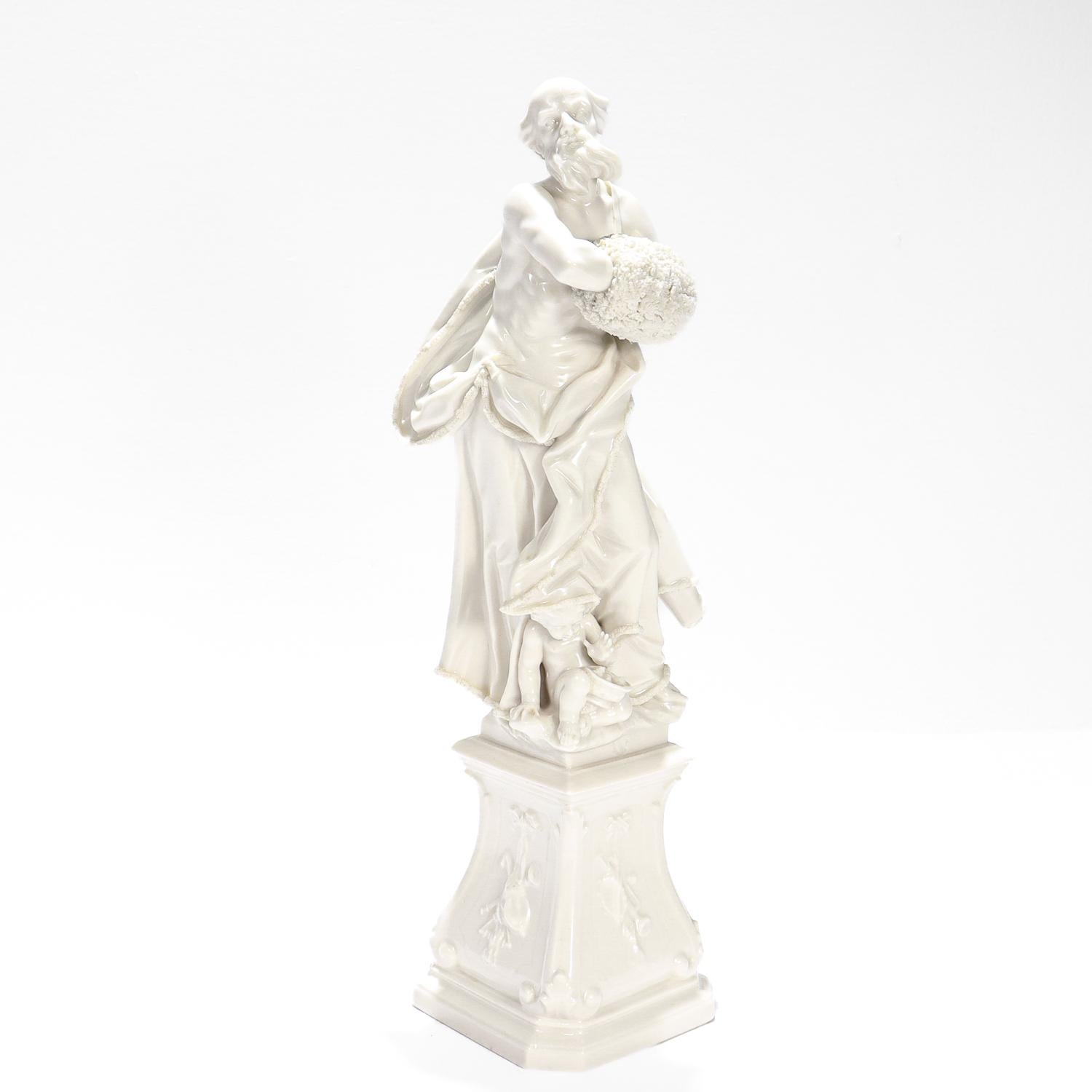 Une belle figurine ancienne en porcelaine de Nymphenburg.

Par la manufacture de porcelaine de Nymphenburg. 

Conçu par Dominikus Auliczek.

Représentation allégorique de l'hiver.

Sous la forme d'un vieil homme en robe doublée de fourrure, un