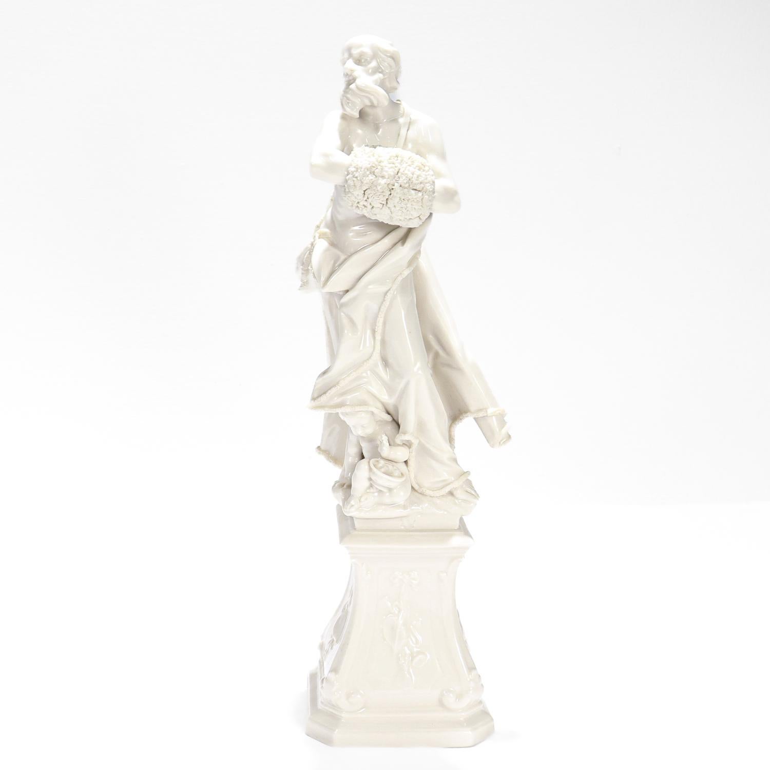 Allemand Grande figurine d'hiver de Nymphenburg en Blanc de Chine par Auliczek en vente