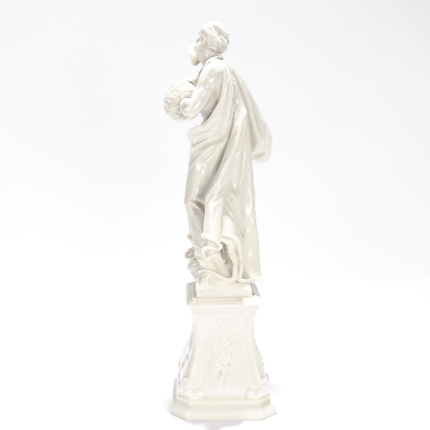 Grande figurine d'hiver de Nymphenburg en Blanc de Chine par Auliczek Bon état - En vente à Philadelphia, PA