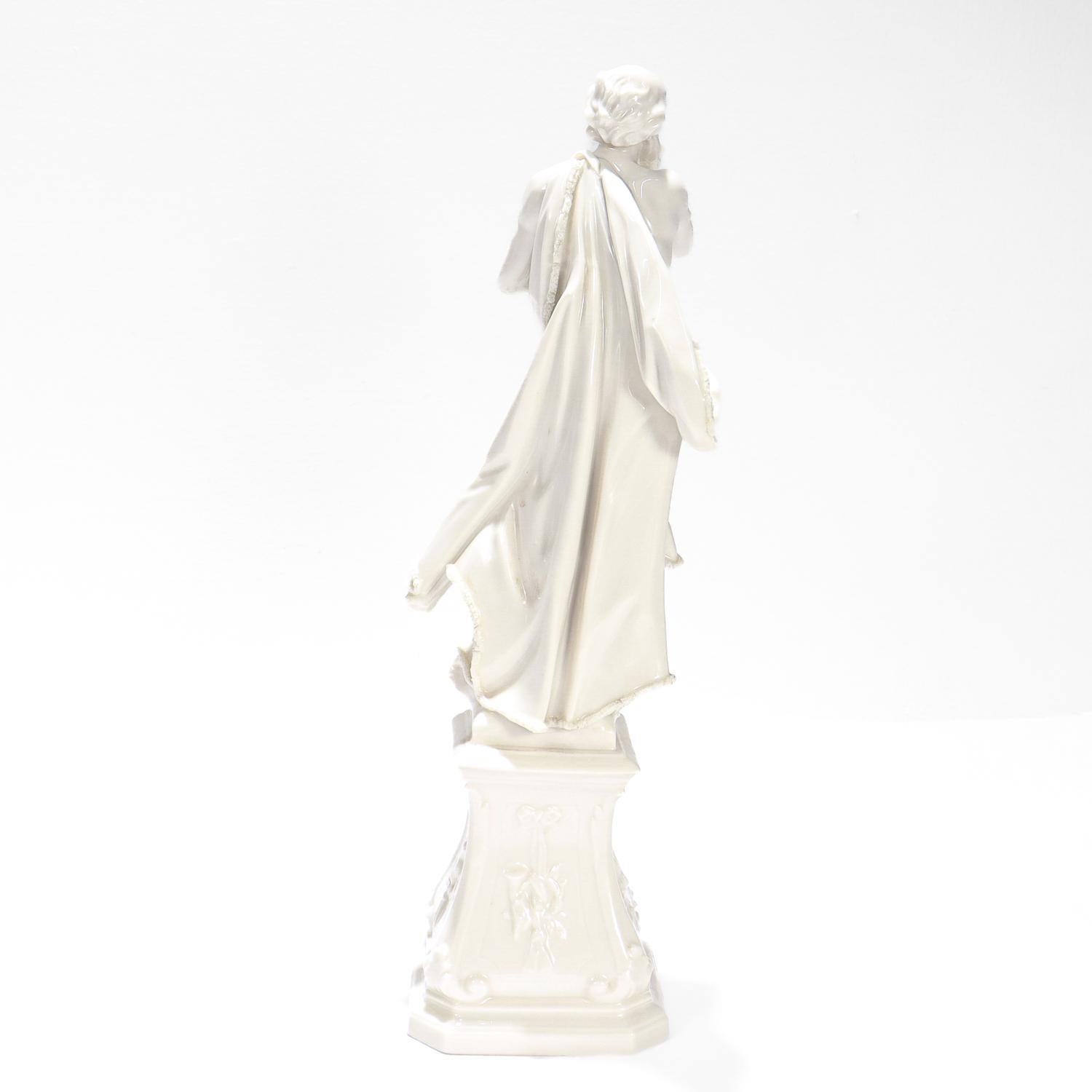 20ième siècle Grande figurine d'hiver de Nymphenburg en Blanc de Chine par Auliczek en vente