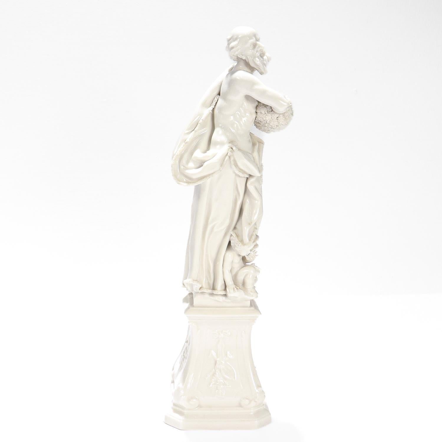 Porcelaine Grande figurine d'hiver de Nymphenburg en Blanc de Chine par Auliczek en vente