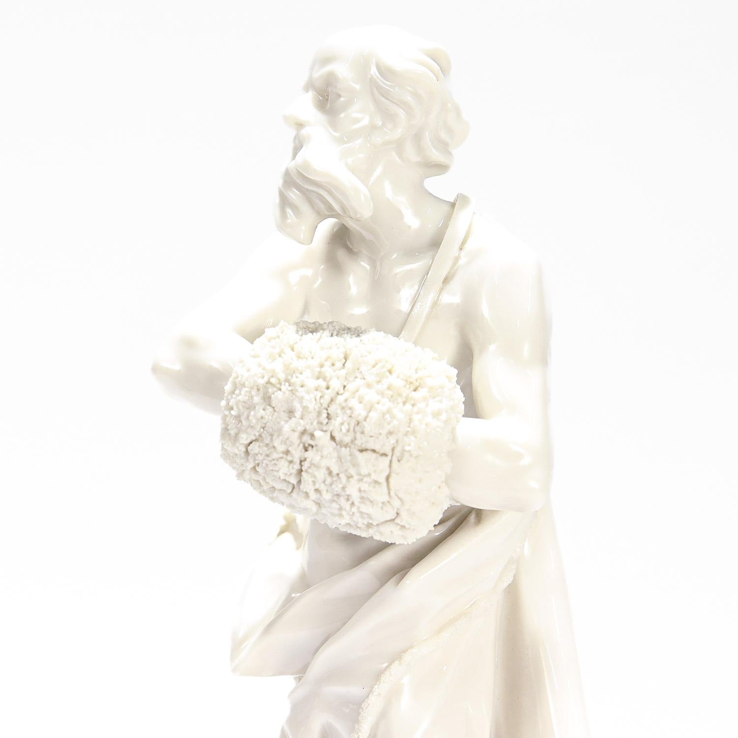 Grande figurine d'hiver de Nymphenburg en Blanc de Chine par Auliczek en vente 1