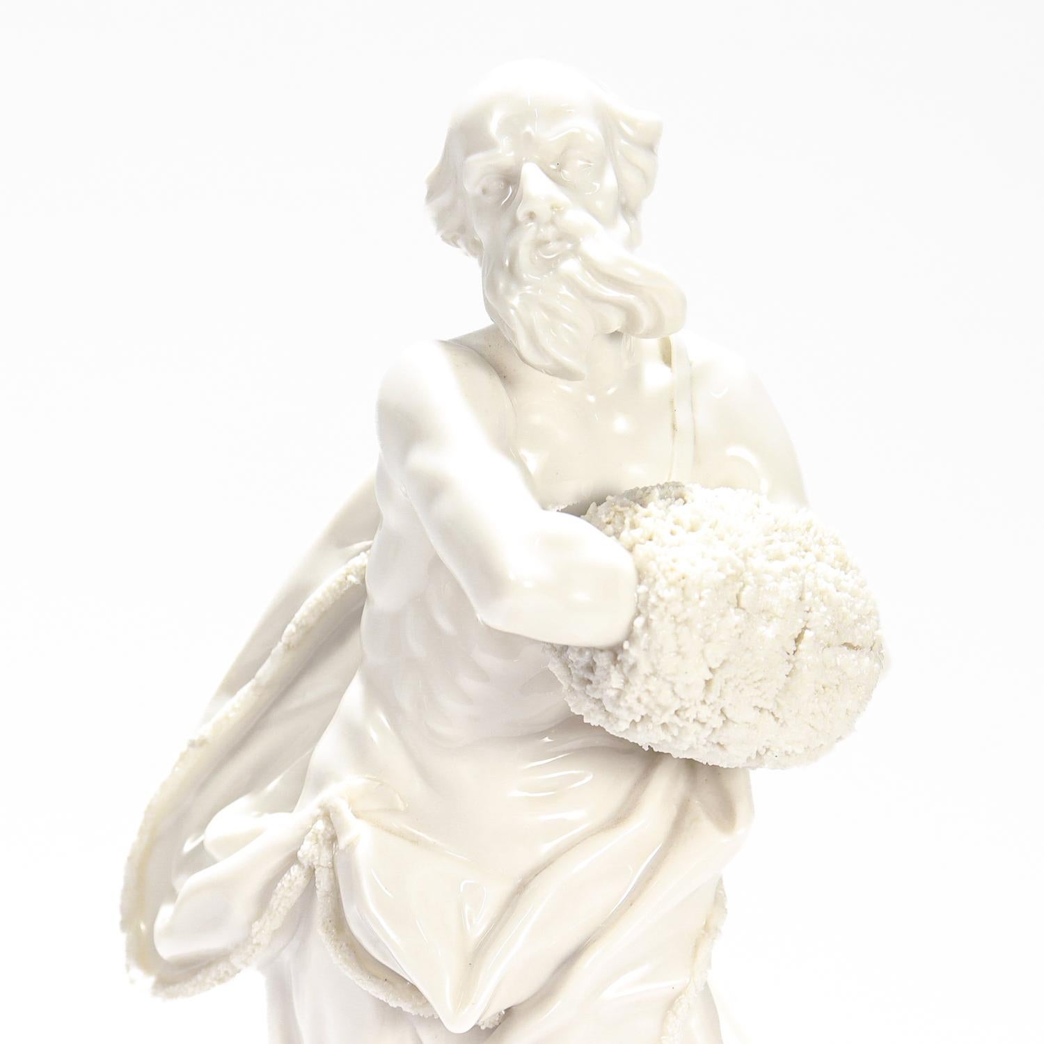 Grande figurine d'hiver de Nymphenburg en Blanc de Chine par Auliczek en vente 2