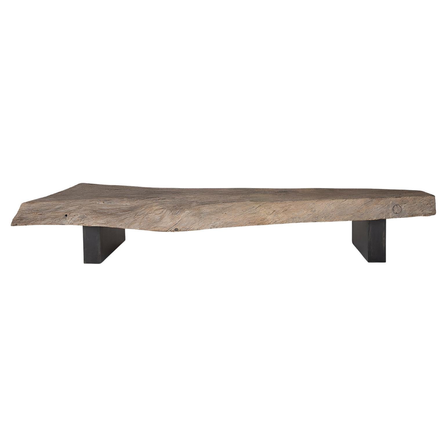 Tavolino grande in teak sbiancato su base metallica