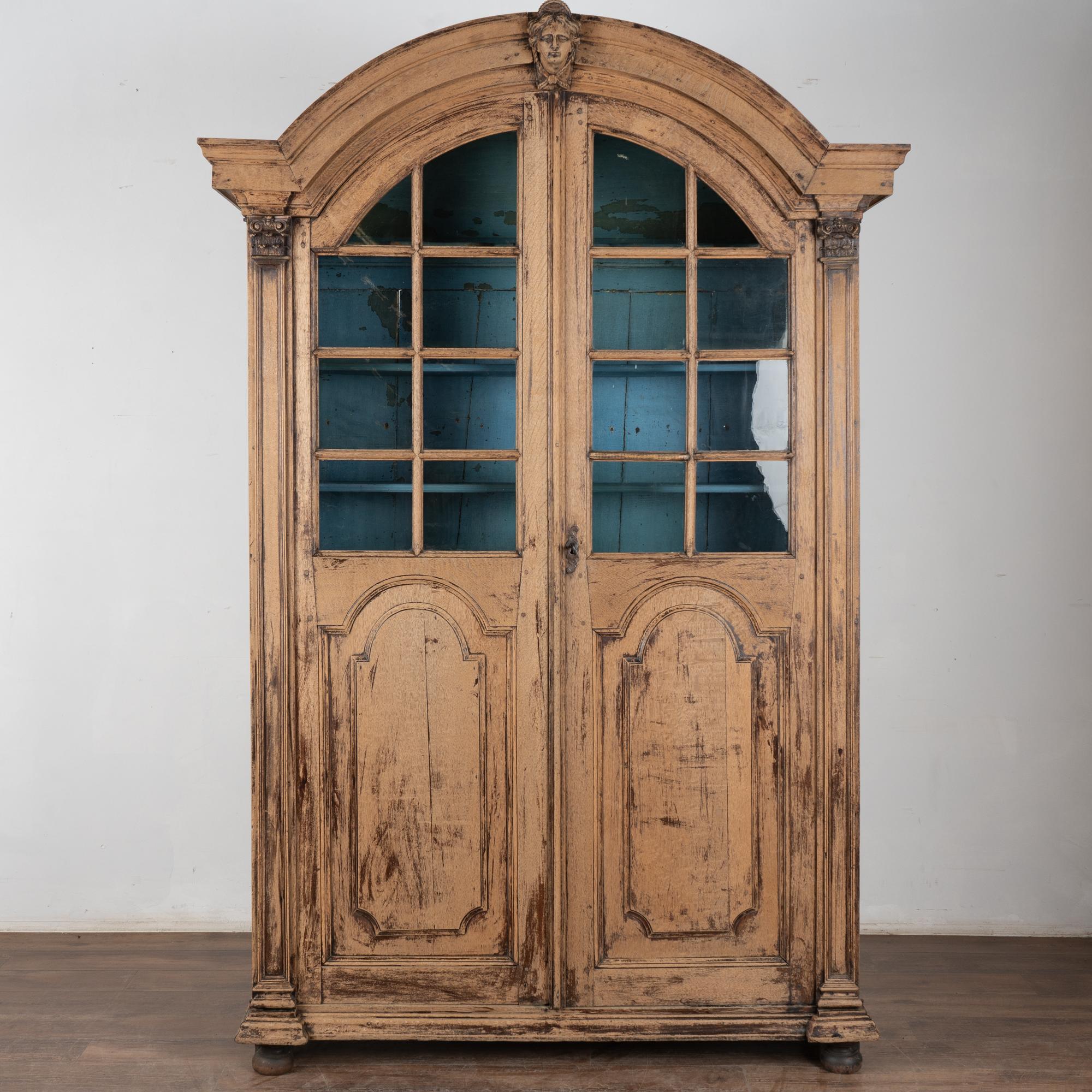 Français Grande vitrine de bibliothèque en chêne blanchi de France