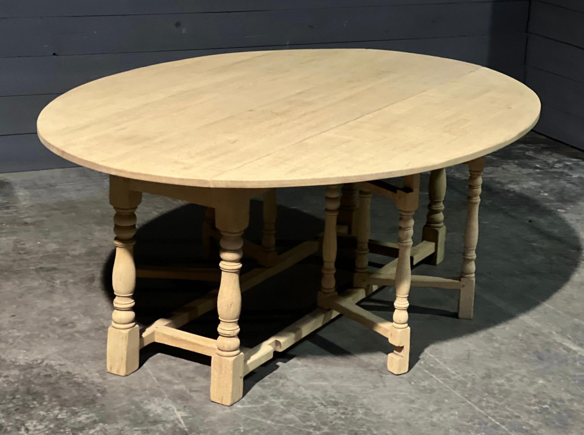 Large Bleached Oak Gate Leg Dining Table In Good Condition In Seaford, GB