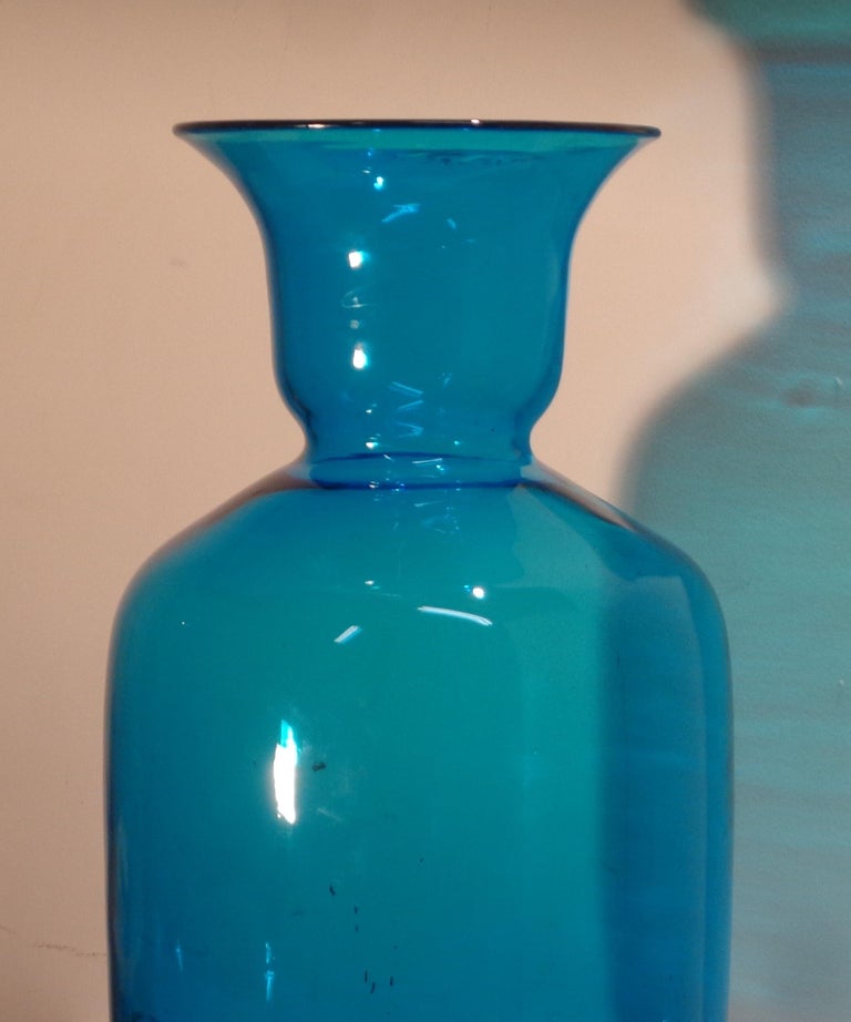 Große Blenko-Vase aus mundgeblasenem blauem Glas im Angebot bei 1stDibs