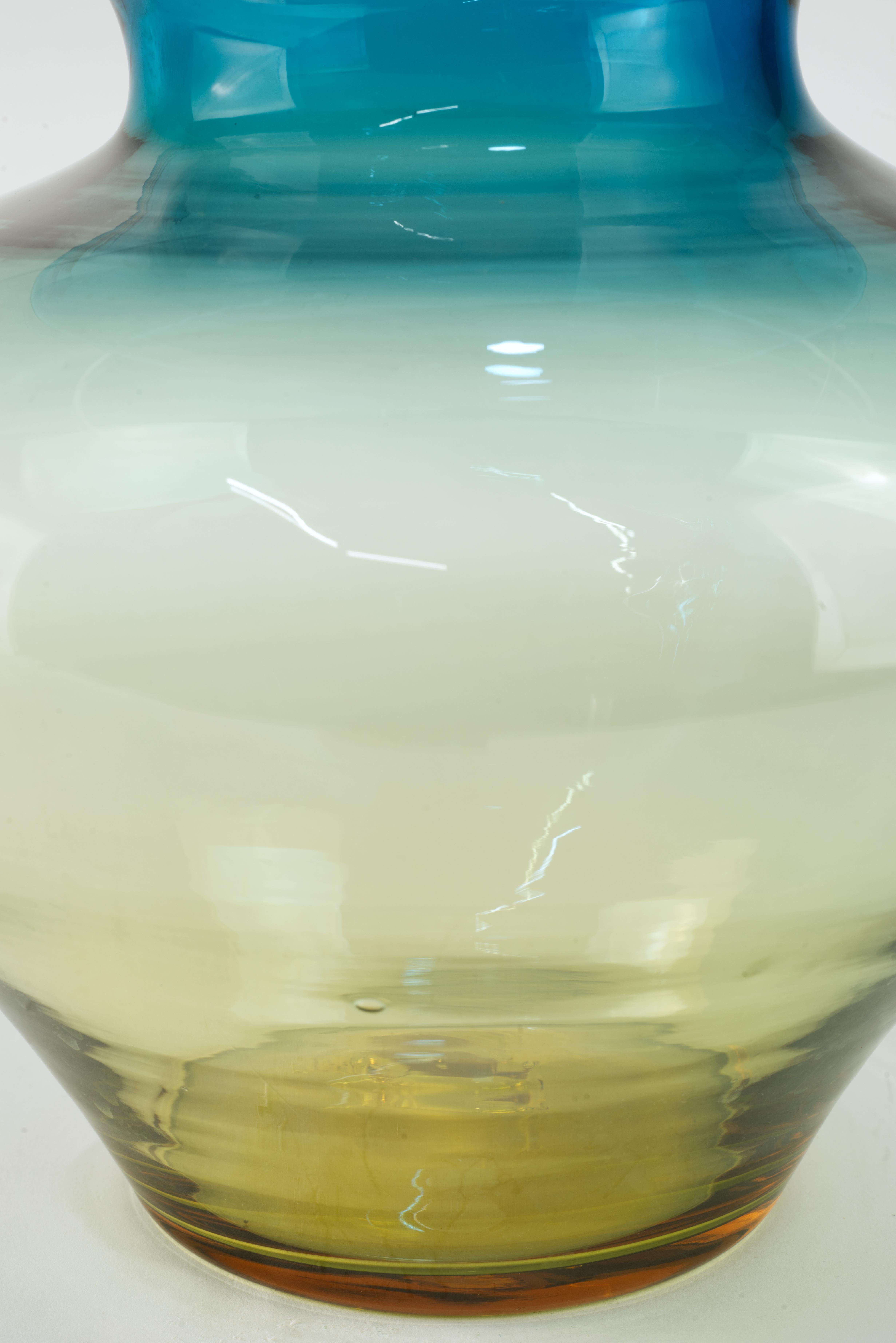 Große desertgrüne Blenko-Vase aus Ombre-Glas  (20. Jahrhundert) im Angebot