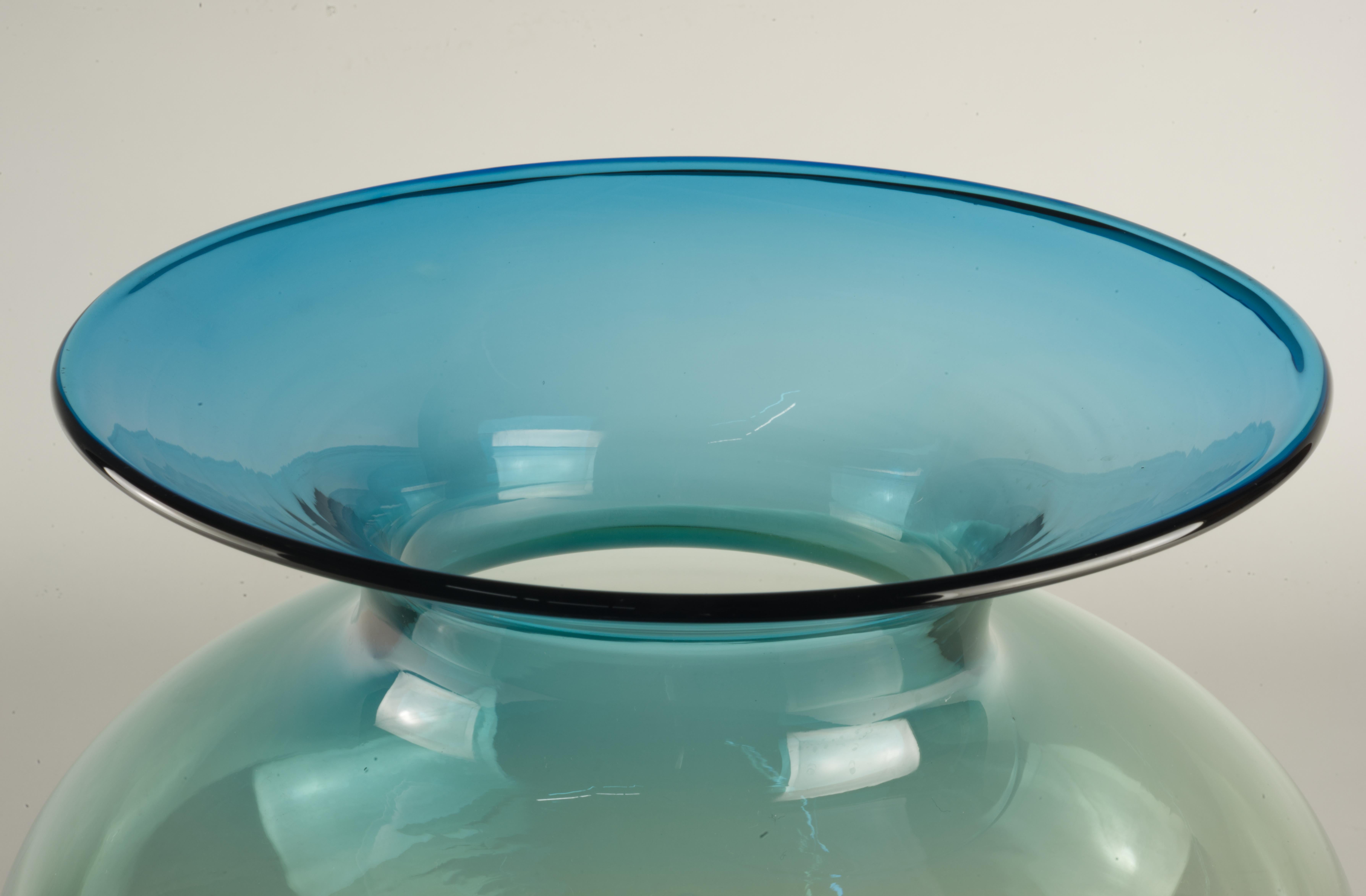 Große desertgrüne Blenko-Vase aus Ombre-Glas  im Angebot 1