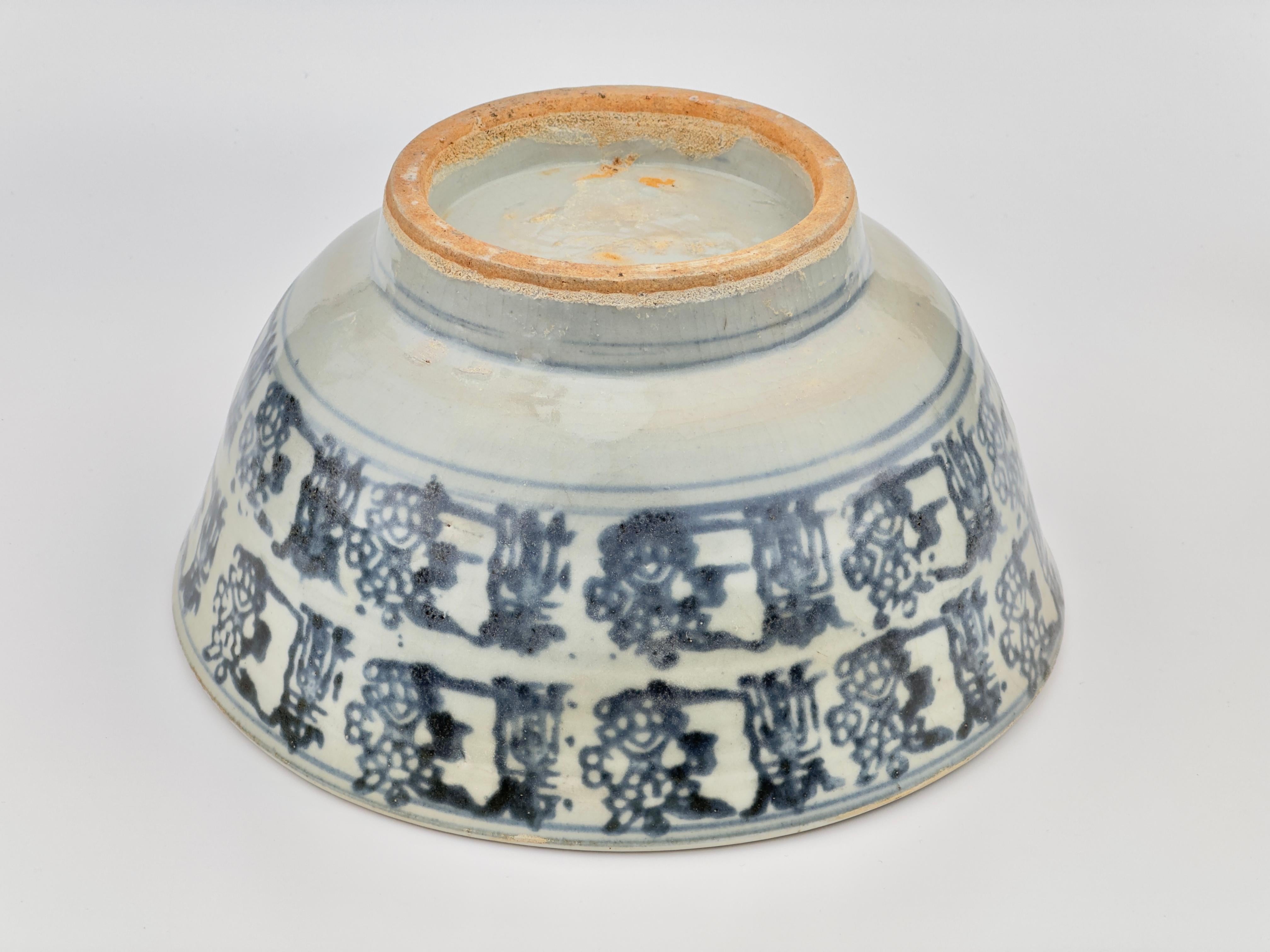 Large Block Print Blue and White Bowl c 1822, Tek Sing Cargo In Good Condition For Sale In seoul, KR