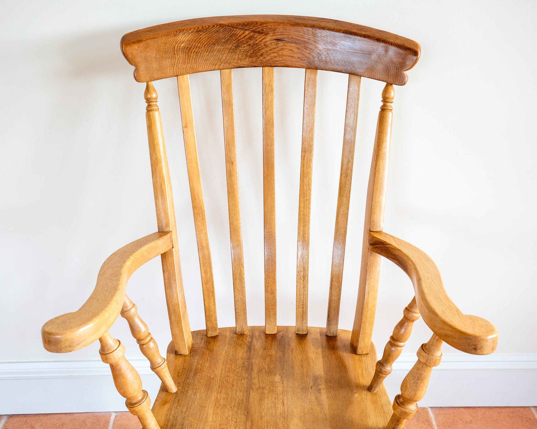 Grande chaise Windsor de ferme blonde Rustic Elm Grandfather Fireside Armchair en vente 7