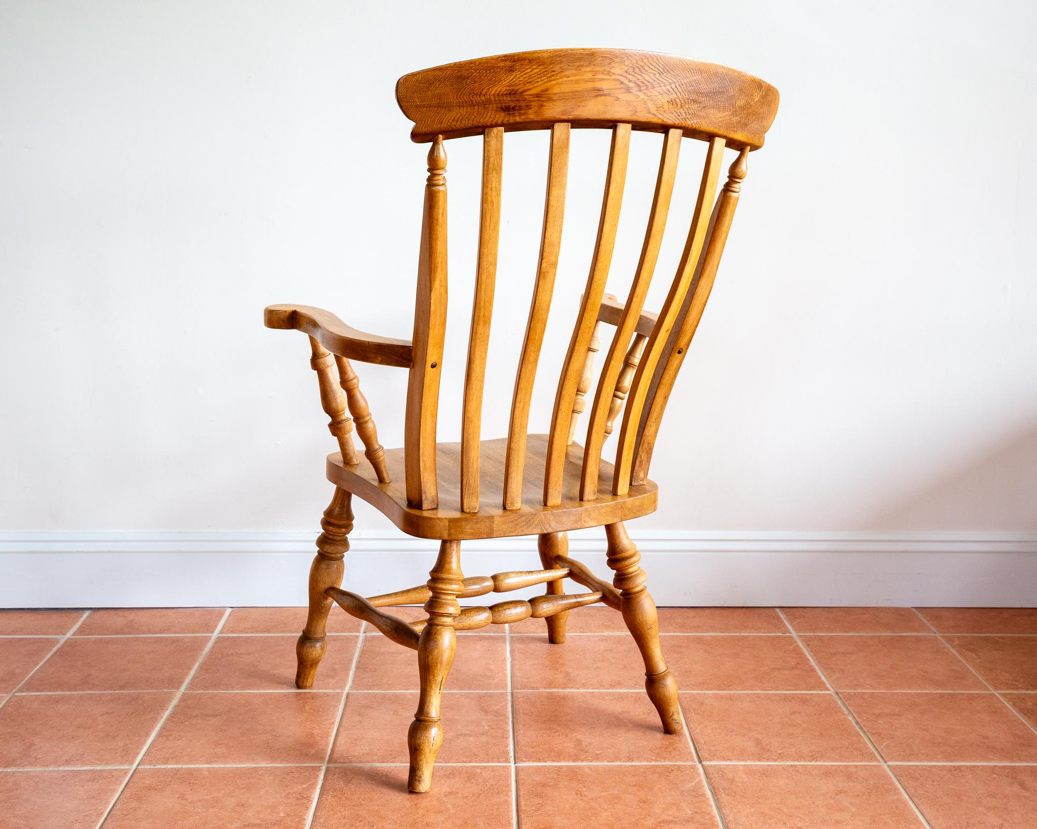 Un fauteuil Windsor blond de style Farmhouse de l'époque victorienne, de taille impressionnante, rare et remarquablement attrayant, en très bon état. Probablement fabriqué en Amérique au milieu ou à la fin du XXe siècle, voire plus tôt, ce Windsor