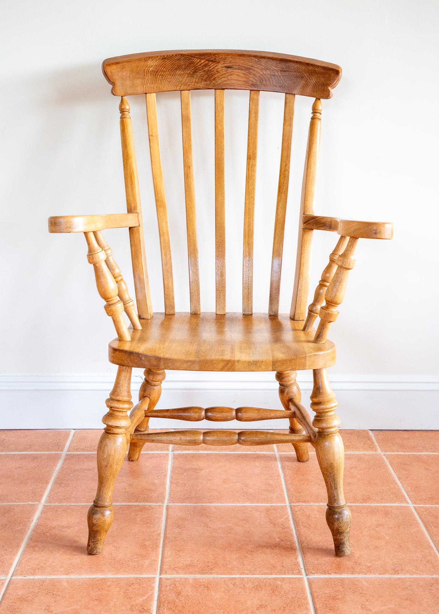Victorien Grande chaise Windsor de ferme blonde Rustic Elm Grandfather Fireside Armchair en vente