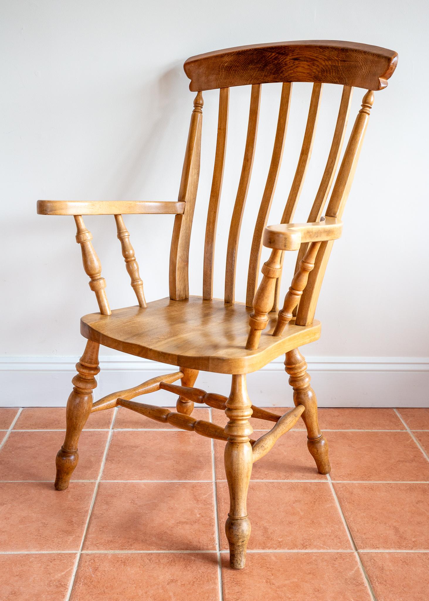 Américain Grande chaise Windsor de ferme blonde Rustic Elm Grandfather Fireside Armchair en vente
