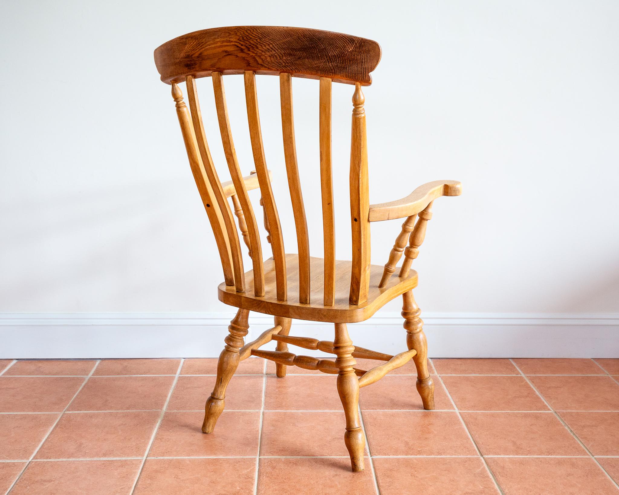 Grande chaise Windsor de ferme blonde Rustic Elm Grandfather Fireside Armchair Bon état - En vente à London, GB