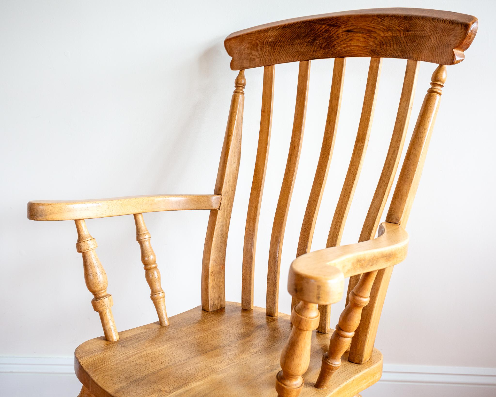 Orme Grande chaise Windsor de ferme blonde Rustic Elm Grandfather Fireside Armchair en vente