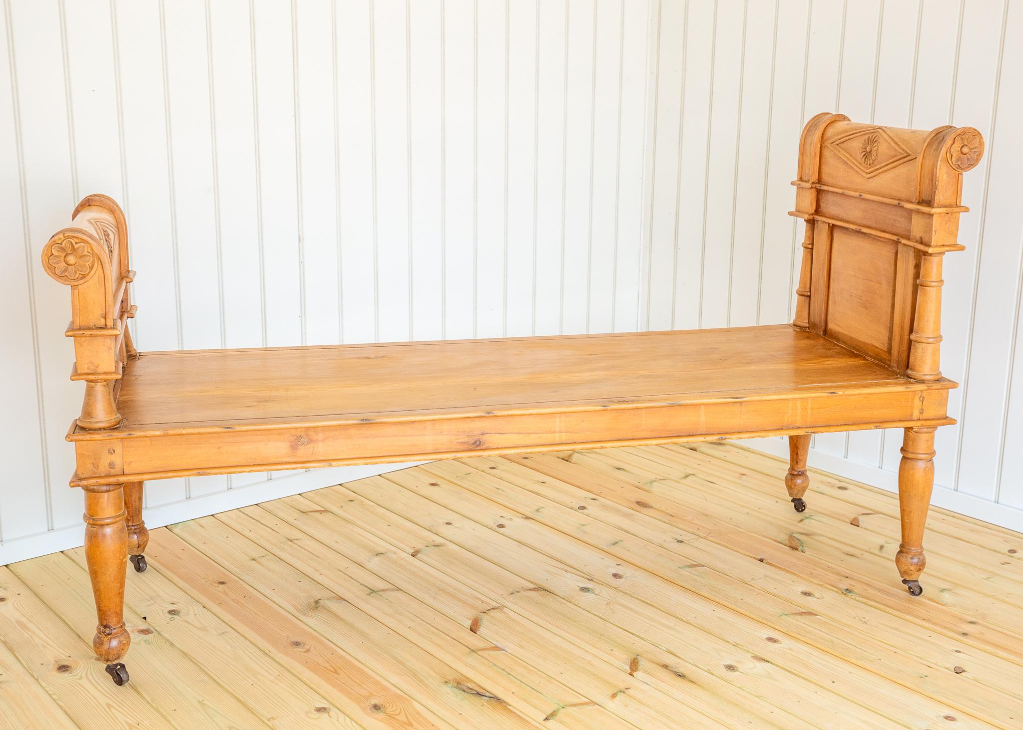 Un banco de asiento de ventana neoclásico rubio, grande y sorprendentemente atractivo, en precioso estado antiguo. Fabricada probablemente a principios del siglo XX, al estilo del Directorio francés de finales del siglo XVIII, esta pieza rara y