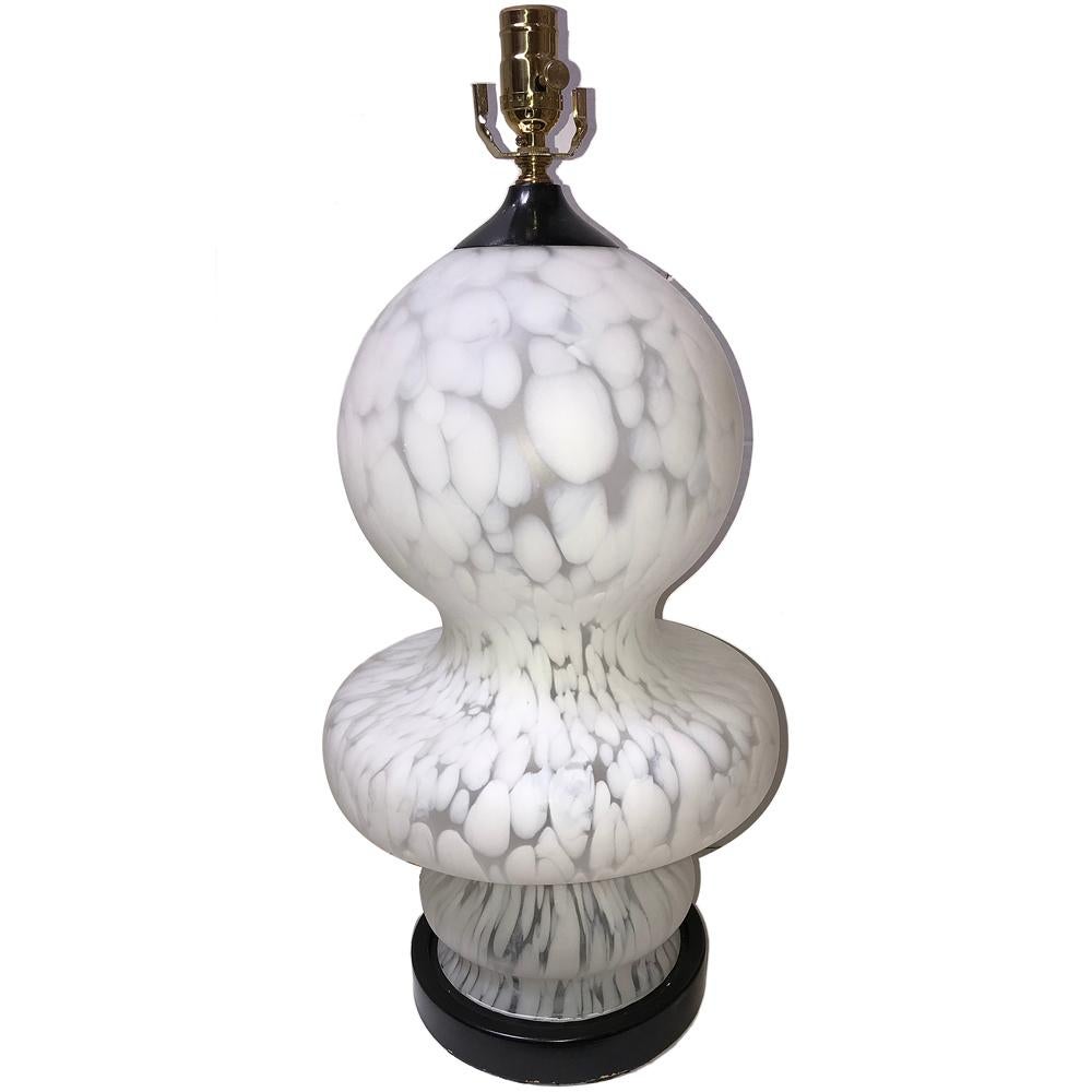 Lampe de table blanche en verre soufflé, datant des années 1950.
Mesures :
Hauteur du corps : 28