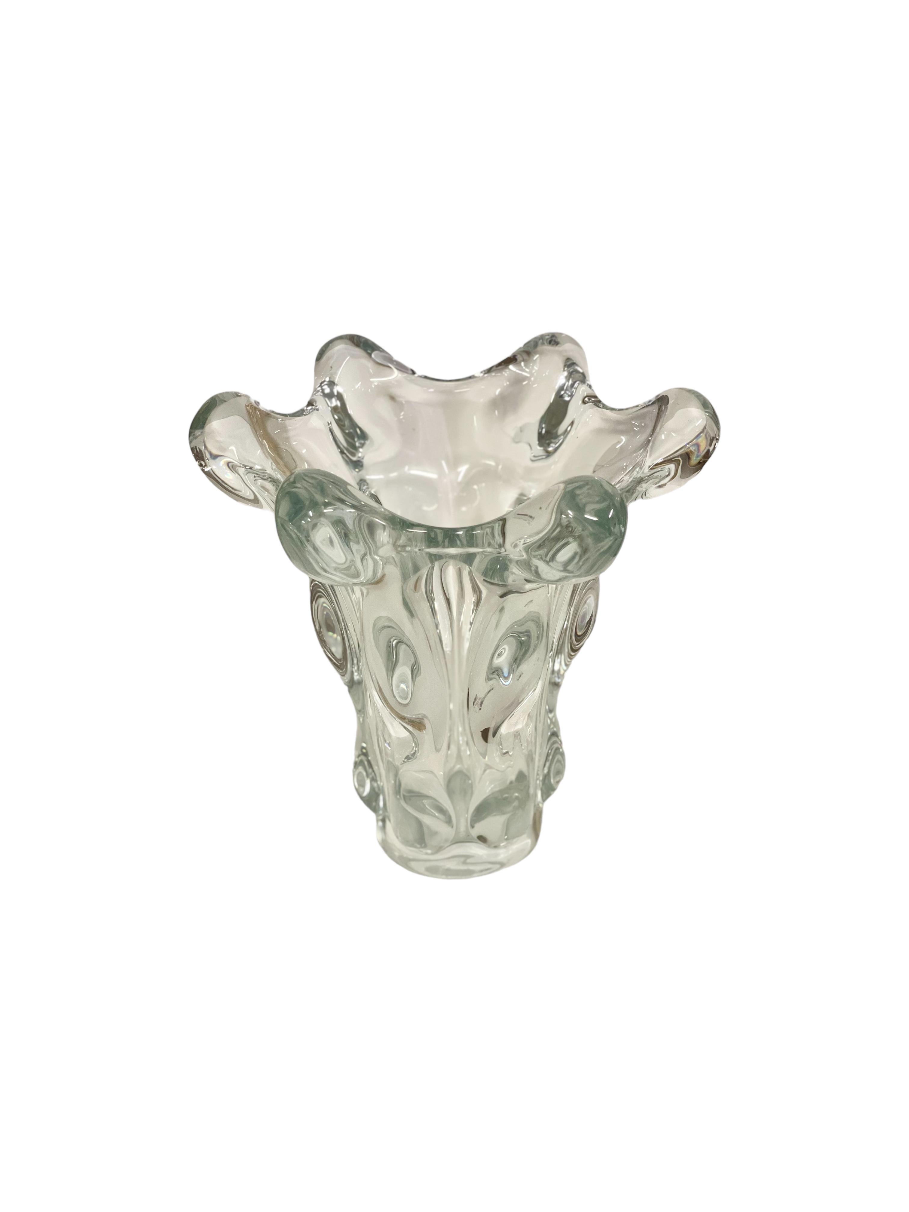 Un favoloso e stravagante vaso di cristallo francese soffiato pesante, realizzato dal rinomato produttore di cristallo Art Vannes e risalente alla metà del XX secolo. Pesante e sostanzioso, con spessi lati a coste e un bordo ondulato a forma libera,
