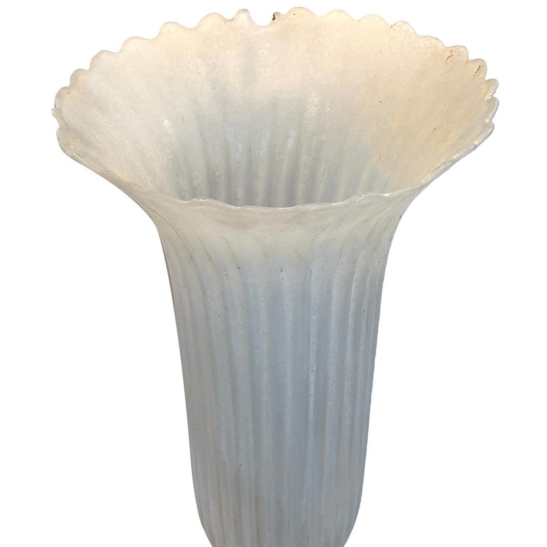Eine italienische Vasenlampe aus mundgeblasenem Glas mit Innenbeleuchtung aus den 1950er Jahren.

Abmessungen:
Höhe: 25,6