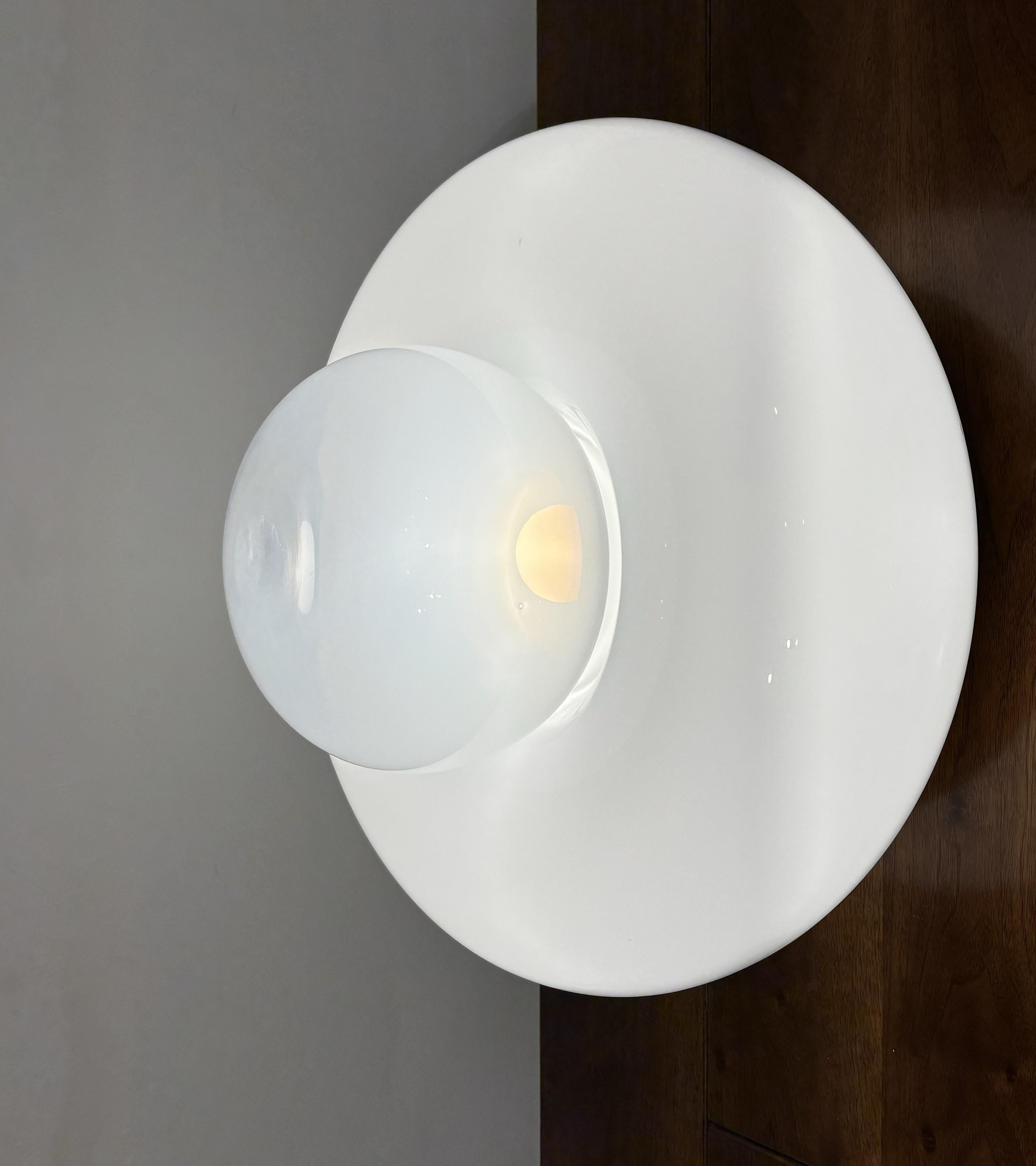 La lampada Electra è stata disegnata nel 1968 da Giuliana Gramigna per Artemide e diffonde una luce squisita attraverso il vetro soffiato.
Questo esemplare può essere utilizzato come lampada da tavolo (l'interruttore e la spina sono sul filo) ma ha