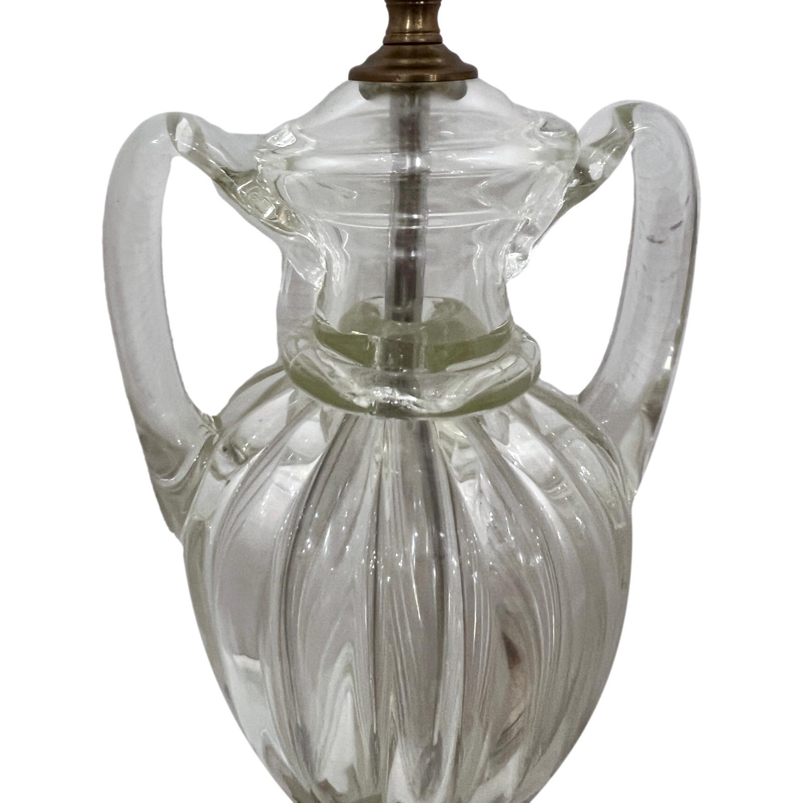 Lampe en forme d'urne en verre soufflé italienne des années 1940.

Mesures :
Hauteur du corps : 24
Hauteur jusqu'à l'appui de l'abat-jour : 34