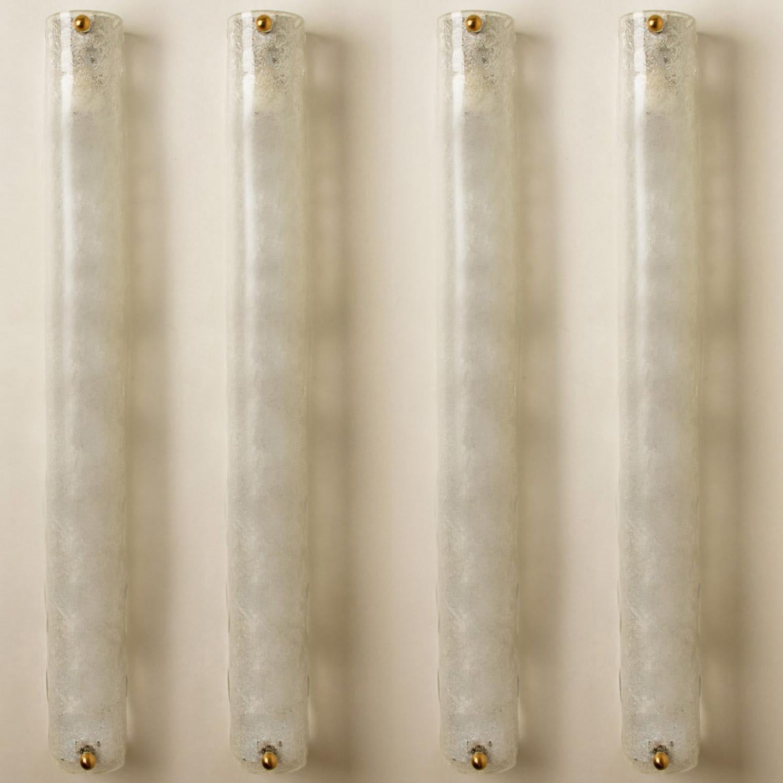 Große Leuchte aus hochwertigem Murano-Glas auf weißem Sockel von Hillebrand, Deutschland, ca. 1960er Jahre.
Sie besteht aus einem strukturierten, kristallklaren, röhrenförmigen Schirm, der Eis simuliert, auf einem weißen Rahmen und