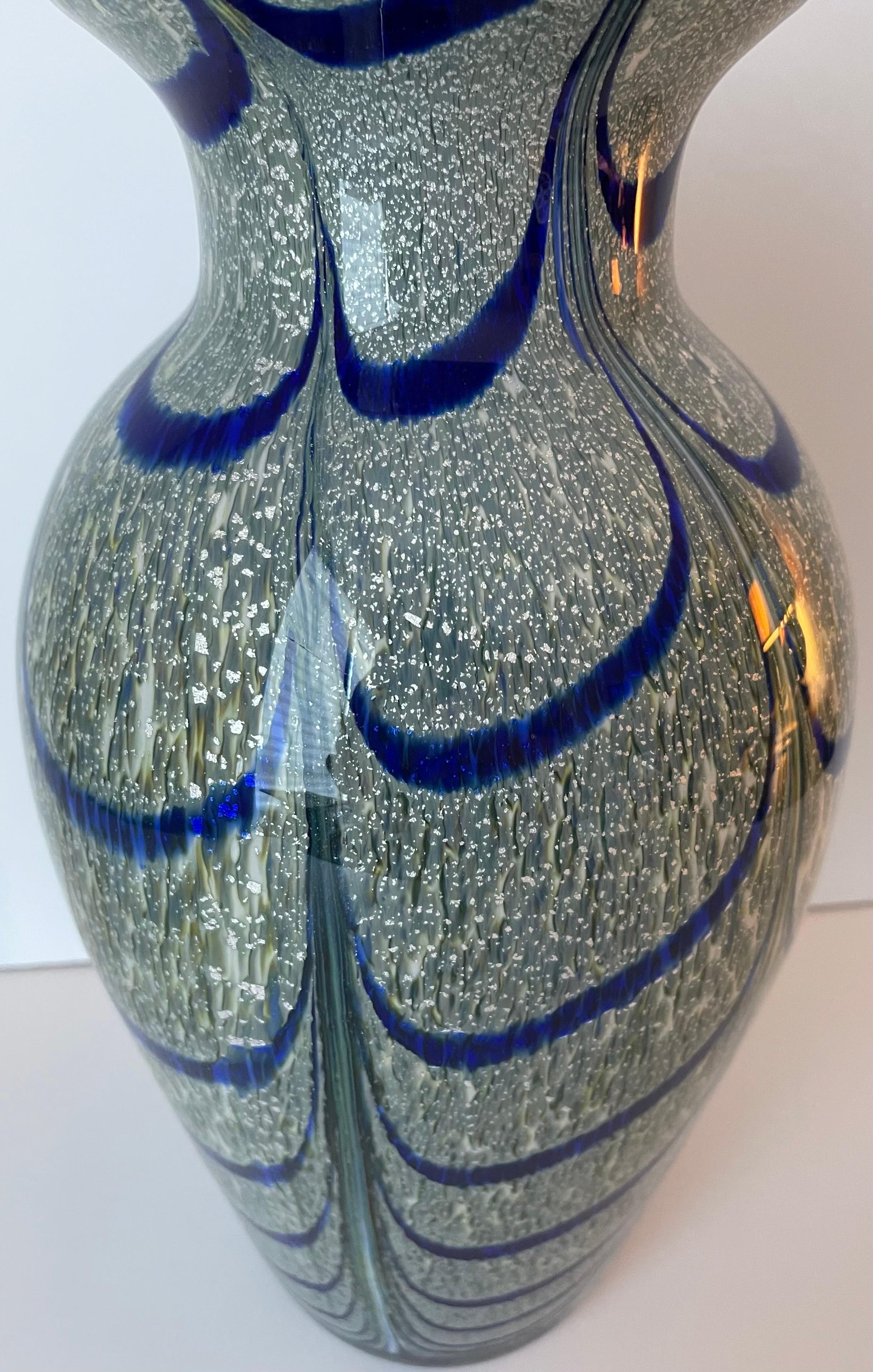 Verre brun Grand vase en verre soufflé à motif de paon en vente