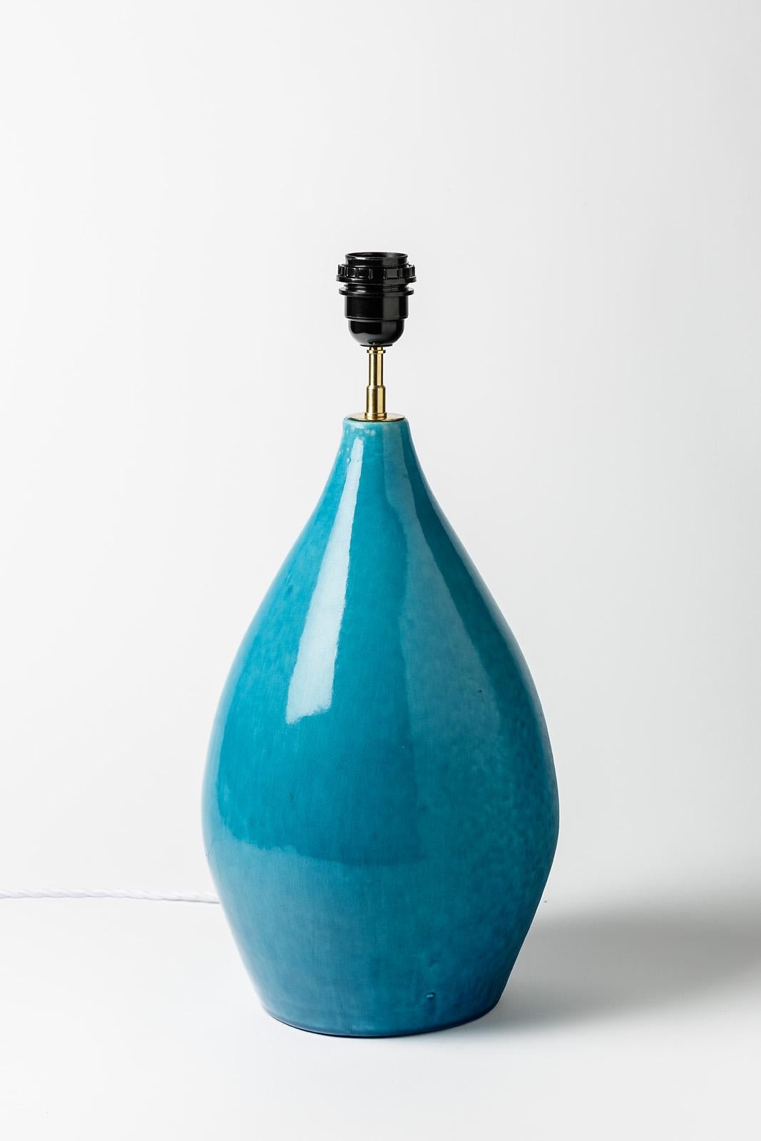 Français Grande lampe de table en céramique bleue du 20e siècle par Jean Maubrou circa 1940 Art Déco en vente