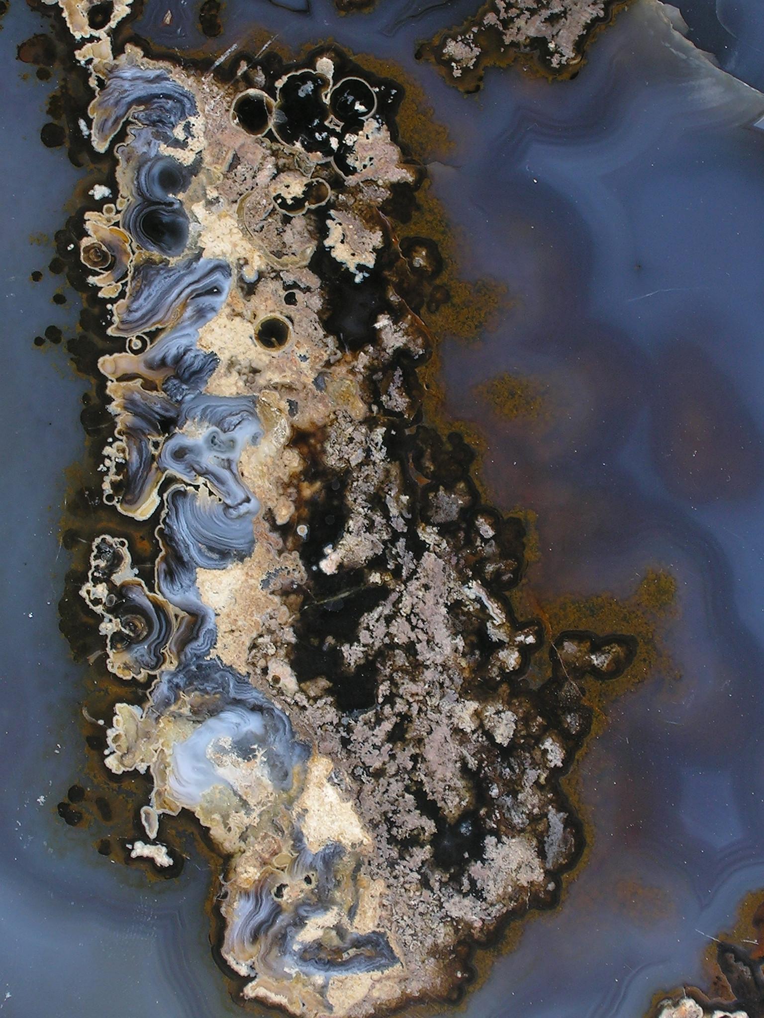 Grande plaque d'agate bleue montée sur un support.

L'agate se caractérise par la finesse de son grain et l'éclat de sa couleur. Ces dalles sont classiquement associées à des roches volcaniques ou à des laves anciennes. Historiquement, l'agate est