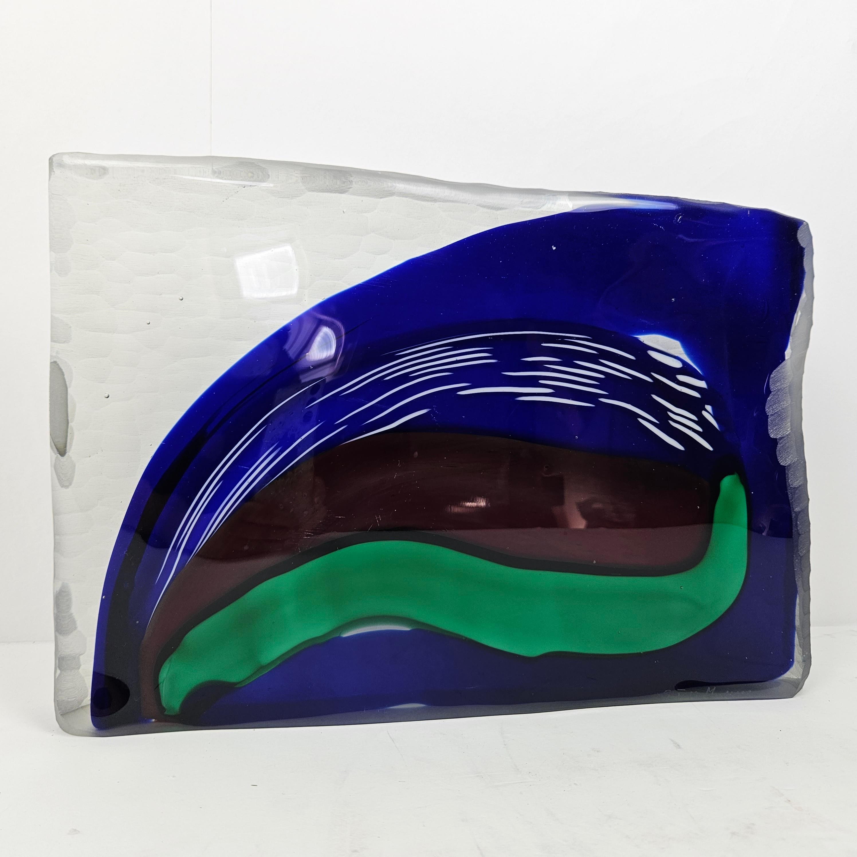 Bellissimo oggetto in vetro di Murano di colore blu intenso e verde.
Fabrice di Stefano Toso negli anni '90, Venezia Italia.

Questo splendido oggetto in vetro rettangolare è stato soffiato a mano con tecniche tradizionali che risalgono al XIII