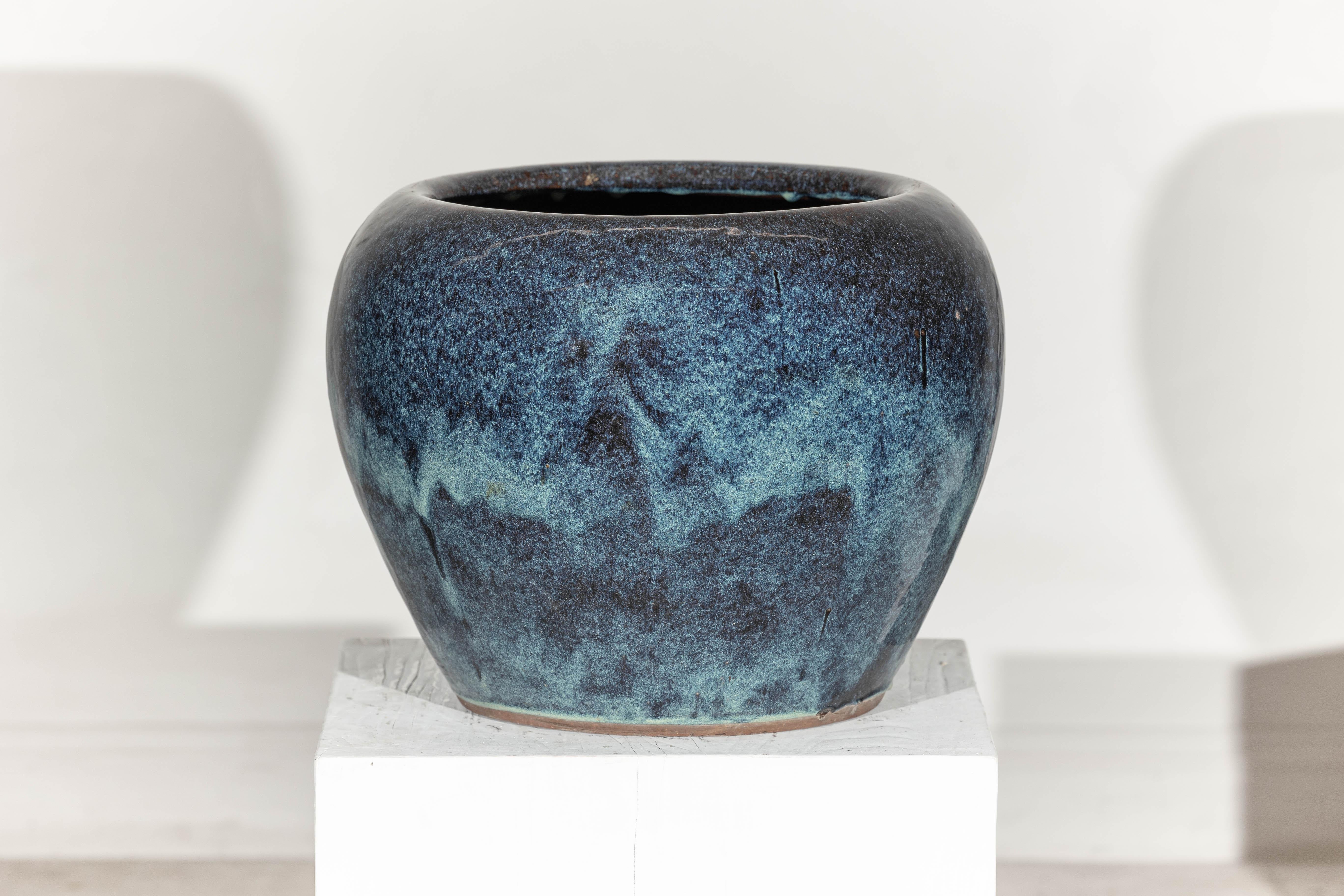 Vernissé Grande jardinière en céramique émaillée bleue et aqua de forme arrondie en vente