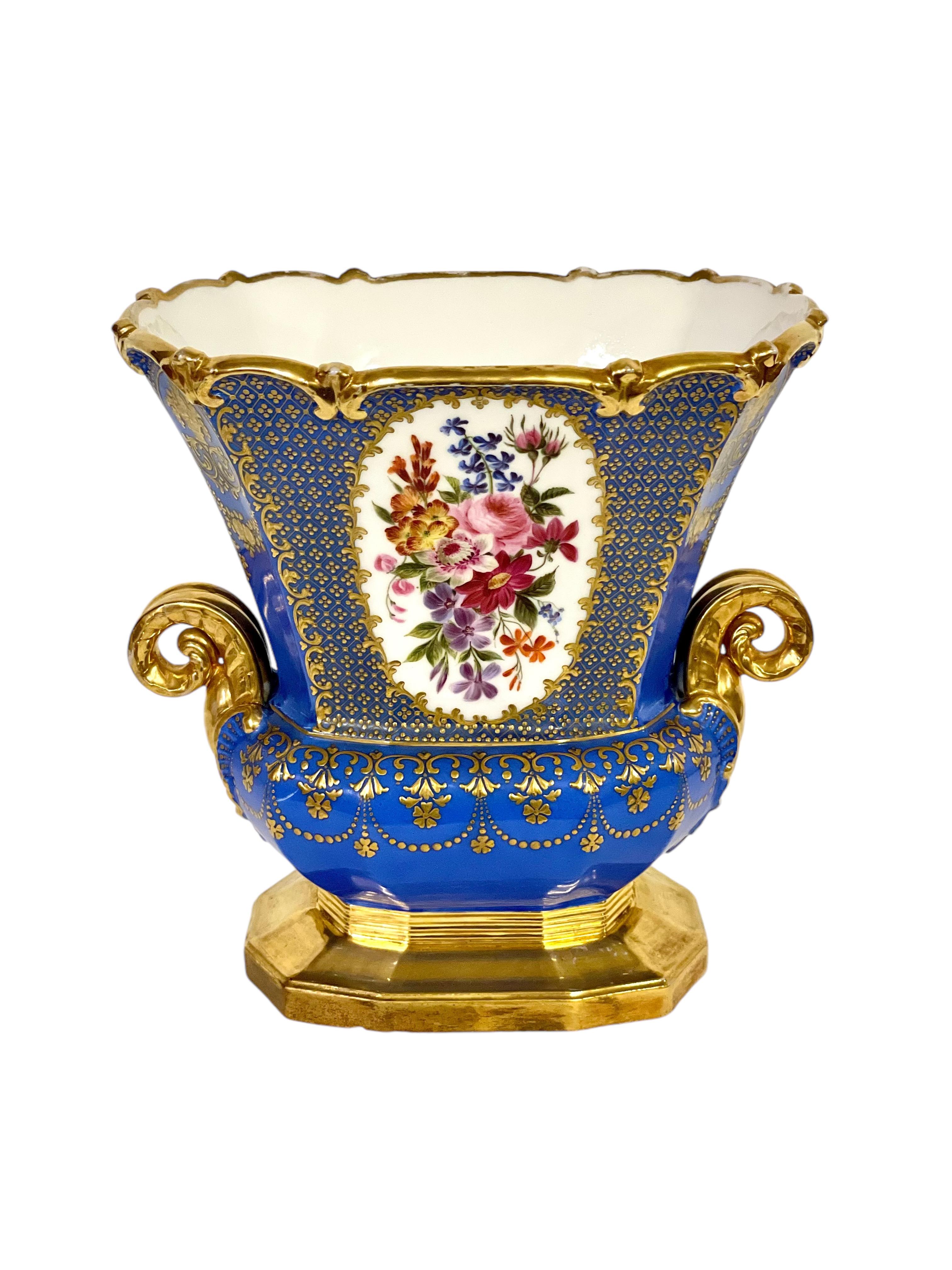 Questo splendido vaso di grandi dimensioni in porcellana di Parigi è decorato con una squisita tavolozza di colori, con medaglioni floreali policromi dipinti a mano su uno sfondo di un vivacissimo blu cobalto e accentuati da generosi dettagli