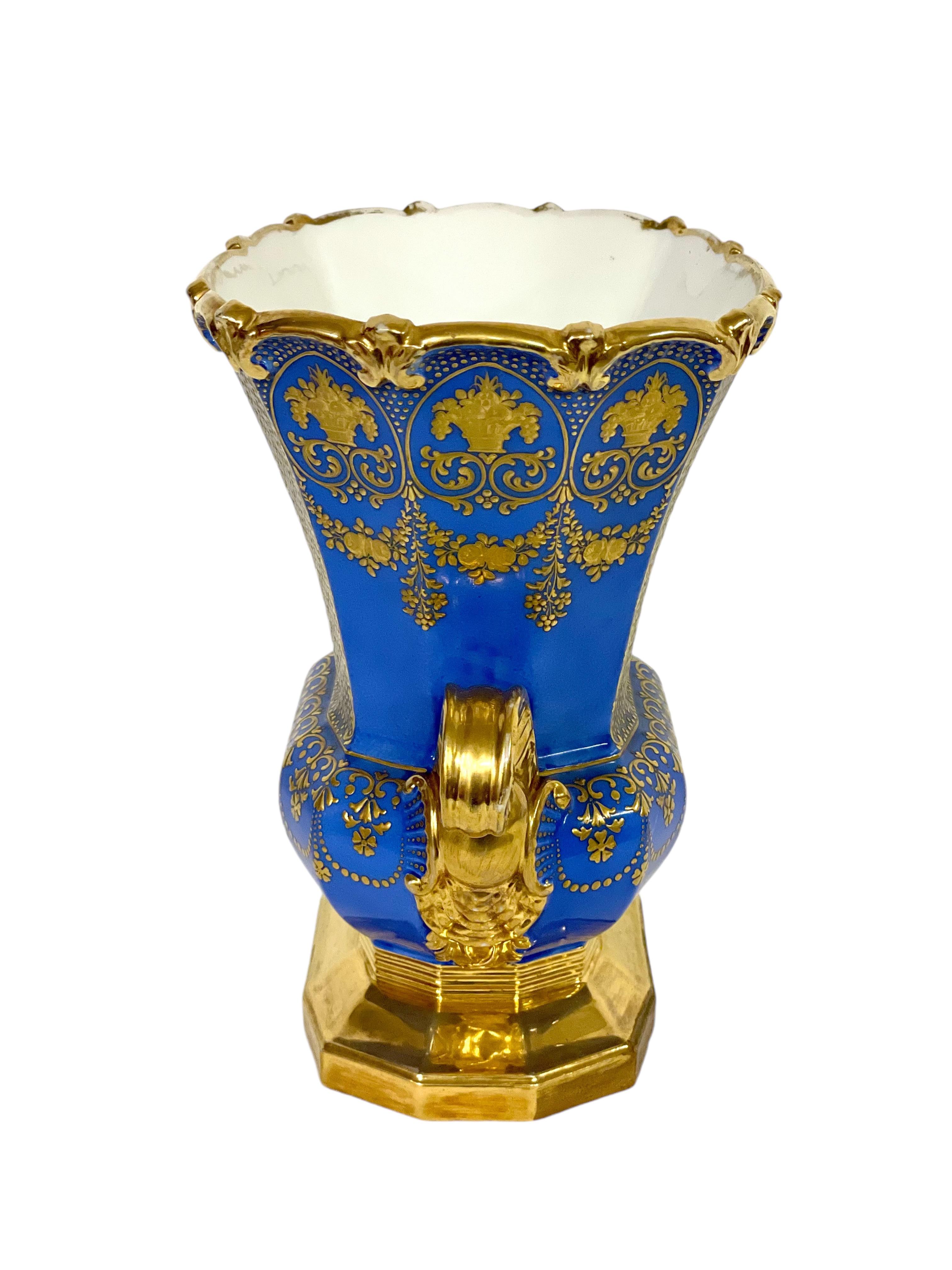 Napoleone III Grande vaso blu cobalto Opulent Porcelaine de Paris del XIX secolo in vendita