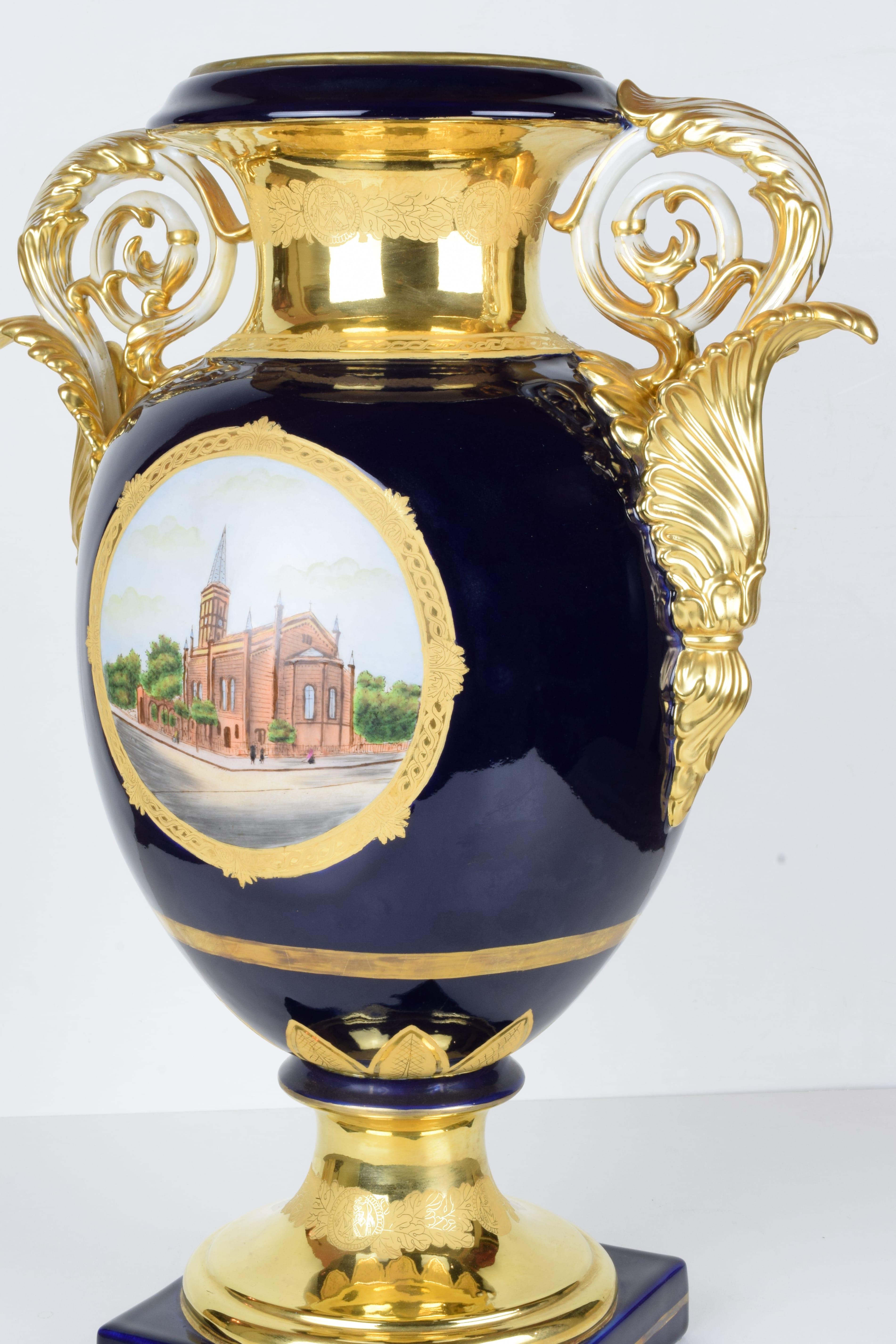 Large Blue and Gold Porcelain Vase In Good Condition For Sale In Prato, IT