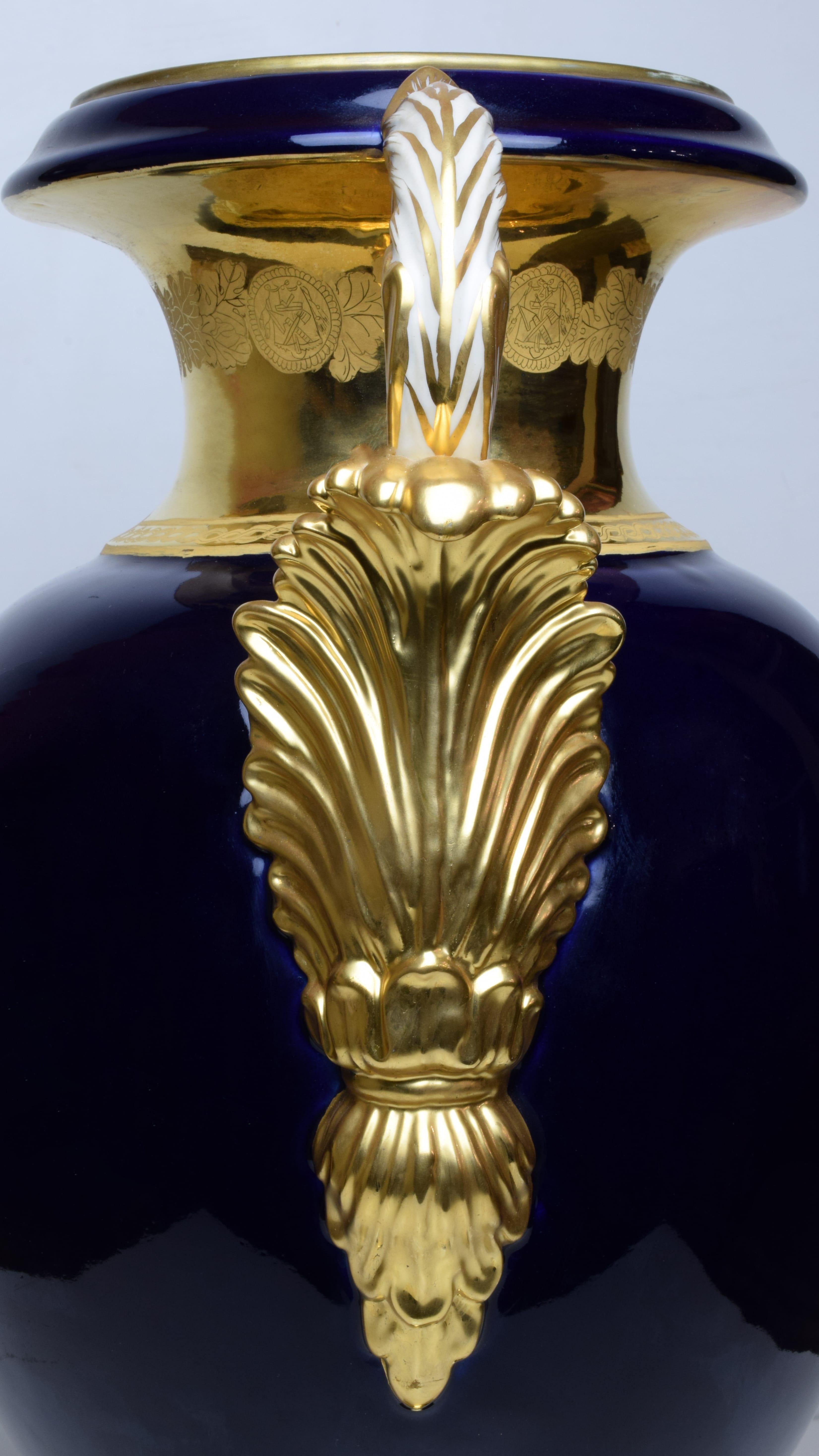 Grande vaso di porcellana blu e oro in vendita 1