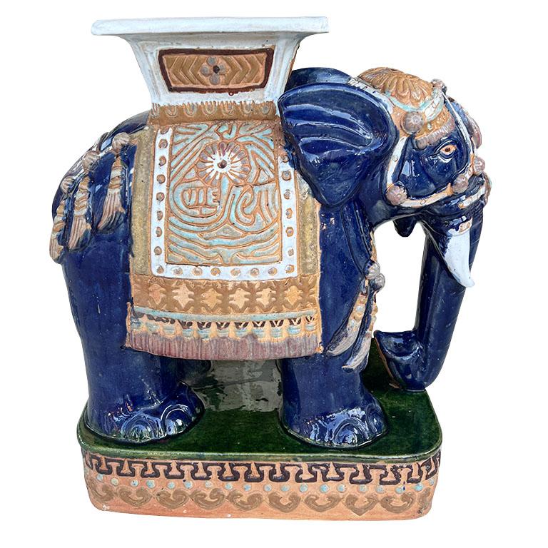 Un grande sgabello da giardino a forma di elefante in ceramica smaltata nei colori blu, verde e menta. I collezionisti di tutto il mondo hanno desiderato questi sgabelli da giardino in stile cineseria per decenni. Questo in particolare è unico