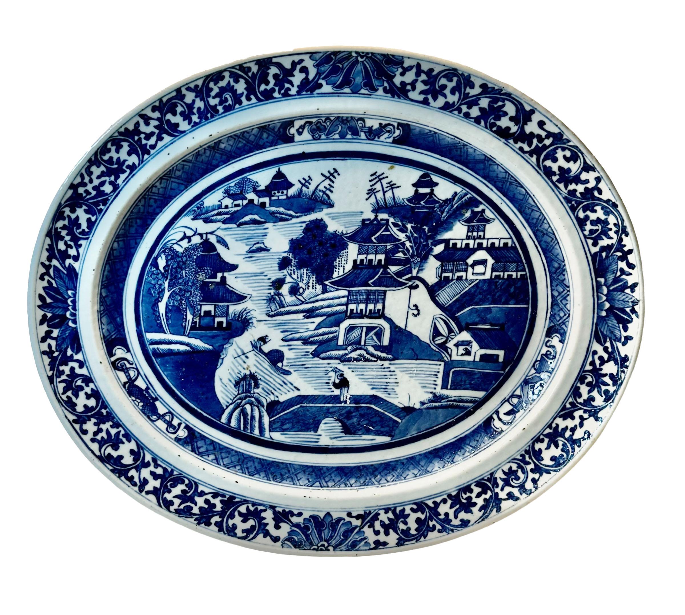 Chinois Grand plateau chinois Canton bleu et blanc du 18ème siècle en vente